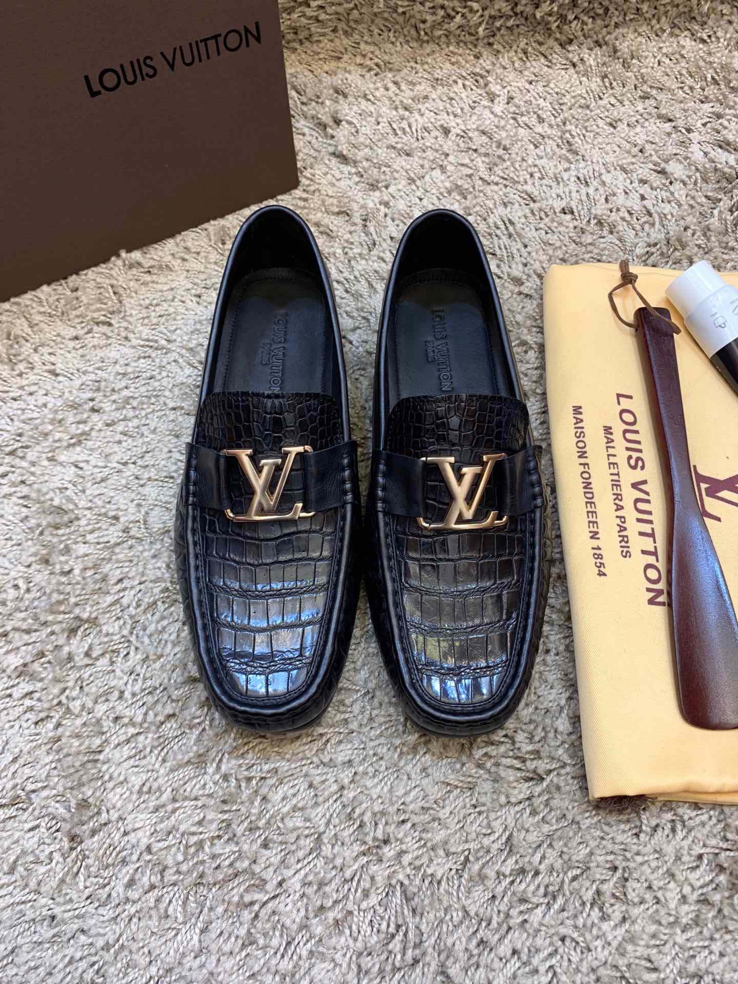 NO:275043,New style top quality products. Thai imported Siamese crocodile belly with genuine leather bottom, fierce goods are coming [Rose][Rose] Imported hardware is different from market goods. The inside is fully imported German oxen. Perfect and smooth stitching is uniform and coherent. Fine craftsmanship. The design of the foot is simple and easy to wear. Soft enough to be comfortable. Standard code 38/44.,,Leather soles19860909新款霸货 顶级精品.泰国进口暹罗鳄鱼肚皮 真皮大底,狠货来袭 [玫瑰][玫瑰] 进口五金不同于市场货 内里用全进口徳国胎牛 完美顺畅的车缝线 均匀连贯 工艺精细 套脚的设计简单易穿 柔软程度足以舒适 标准码 38/44.,,Leather soles,Men's shoes