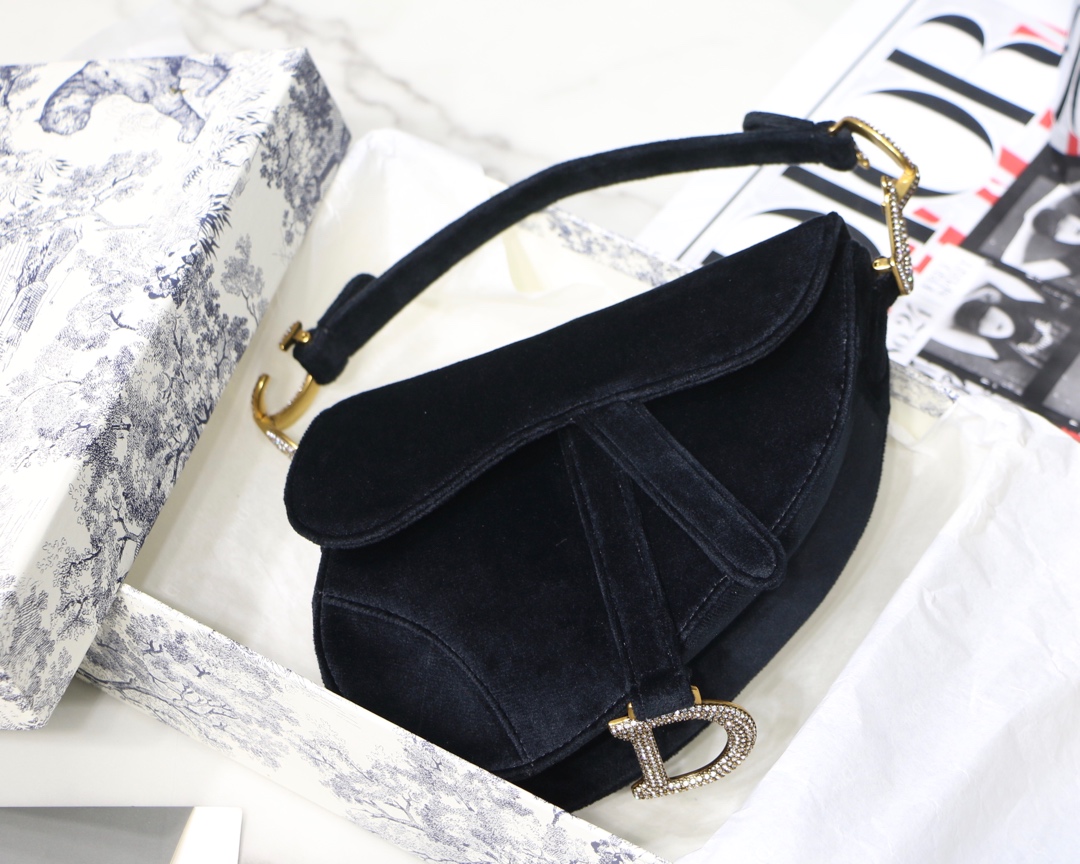 DIOR Sac Saddle en velours avec fermoir CD en strass