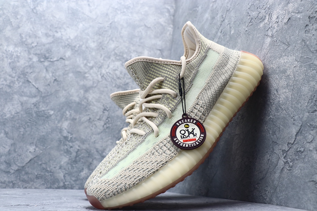《台湾TT版本》  天使配色   
配正品购物袋 Yeezy 350V2 "Static“non reflective‼   椰子350v2 (天鹅白天使) 原装飞织档案‼️ 东莞百宏织带鞋带过油巴斯夫满钉大底 原厂模具成型 正确后跟外翻弧度 万邦最新打标系统+原标原墨 SIZE:尺码：36 36.5 37 38 38.5 39 40 40.5 41 42 42.5 43 44 45 46 46.5 47 48