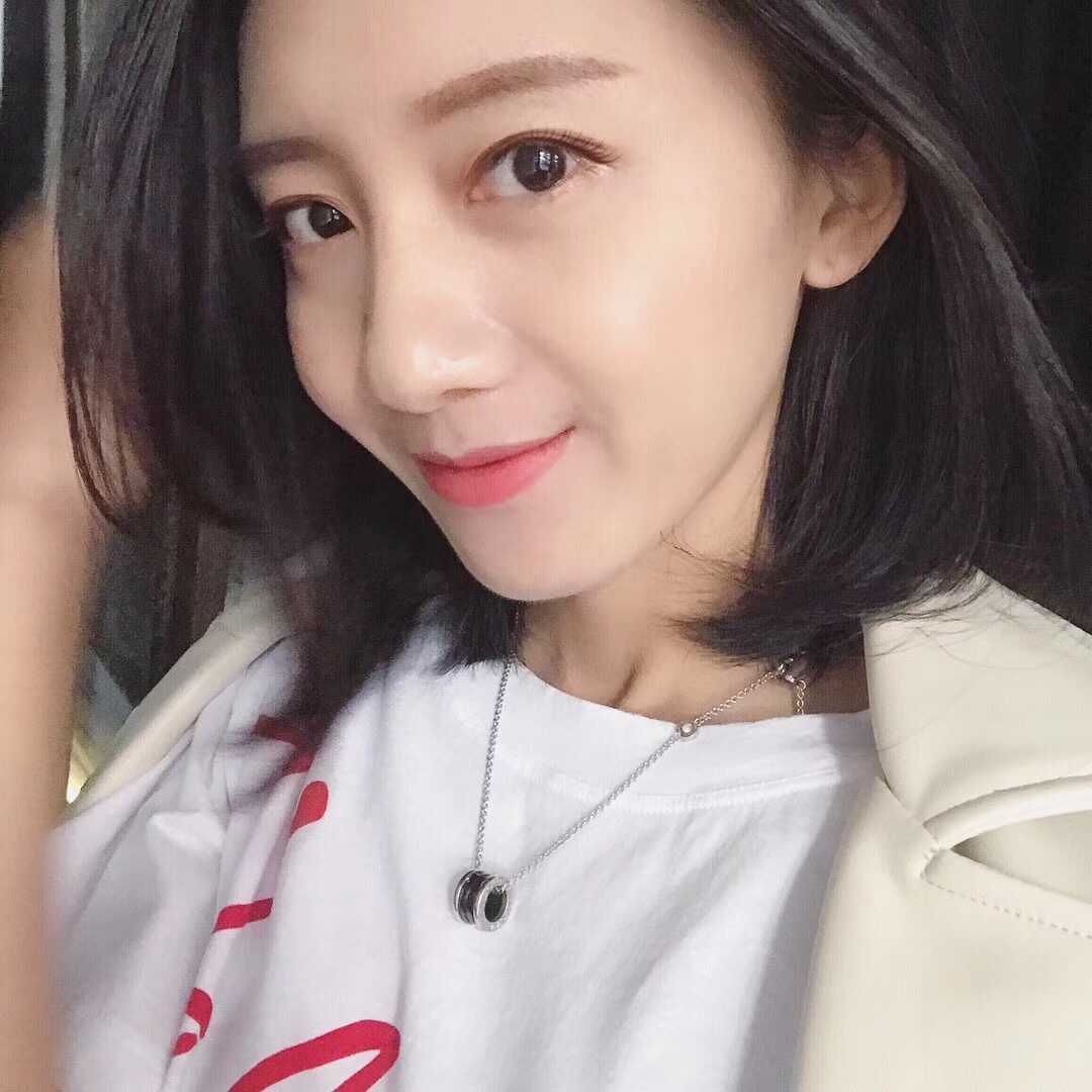 NO:633363,It is still a very classic pendant necklace. It is cute and very stylish. It is a charity model, old style, little celebrity, necklace, Cartier high-end jewelry.19860909还是很经典的一款吊坠项链 乖乖的,又很大气 慈善款老款小红人,,necklace,卡迪亚高端饰品,Jewelry