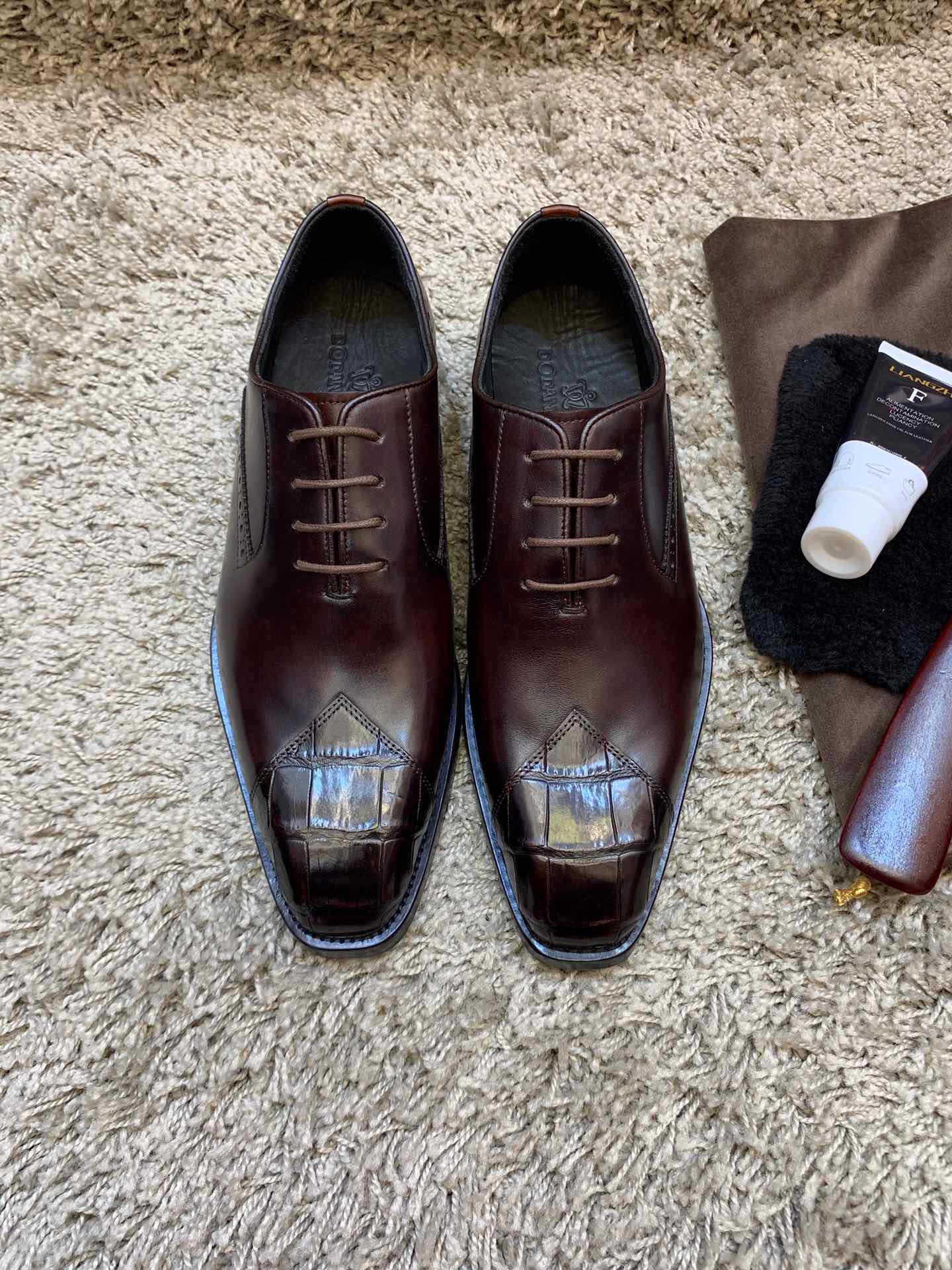 NO:897883,BerIuti is a batch of high-end art craftsmen's boutiques, condensed into exquisite exclusive creations. Luxurious use of Italian imported leather embryos [purely hand-painted with ancient methods] luxury use of [first-class crocodile belly] belly to make uppers, inheriting the pinnacle of fashion and handcrafting, pursuing taste and elegance, integrating leisure and business; imported Italian cowhide outsole and original rubber at the heel to protect the shoes from wear and tear; 38/45;,,cowhide19860909BerIuti 批高端艺术匠师精品 凝为精致的独家创制 奢用意大利进口皮胚【纯手工古法上色】奢用【一级鳄鱼肚皮】腹部制作鞋面,承袭时尚纵横巅峰手工制作 追求品味优雅融于一身休闲及商务 ；进口意大利牛皮大底 后跟原版橡胶保护鞋履不易磨损；38/45；,,cowhide,Men's shoes