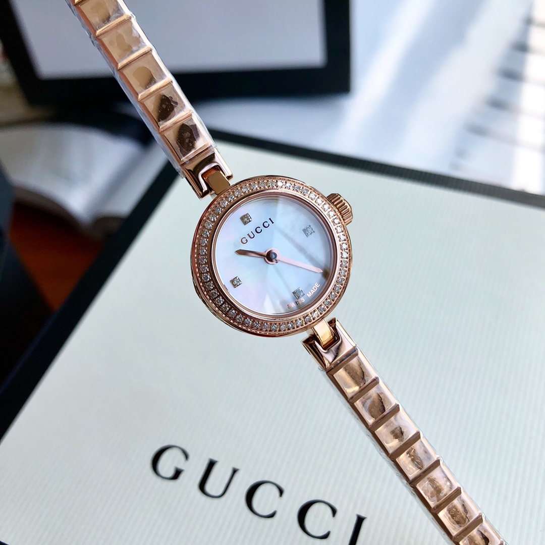 NO:388598,Batch: Original box: 30 channel goods hard goods!  Gucci's small real diamond quartz women's watch, the entire bezel is set with 50 Vs1.0 real diamonds, and four Vs1.1 real diamonds on the surface, which are real diamonds, real diamonds, real diamonds and real diamonds!  Natural Fritillar Dial, hollow carving technology that cannot be imitated, each watch bottom cover has an independent number, extremely luxurious, 23 dial diameter, sapphire glass, unique design, Gucci Logo on glass, 50m waterproof, speed is here, gucci, gucci19860909批: 原盒:30 渠道货硬货！古驰Gucci小小个真钻石英女表,整个表圈镶50颗Vs1.0真钻,表面四颗Vs1.1真钻,是真钻、真钻、真钻！天然贝母表盘,无法仿制的镂空雕花工艺,每只表底盖都有独立编号,极致奢华,23表盘直径,蓝宝石玻璃,设计独特,古驰Logo在玻璃上,50m防水,速度来啦,,gucci,gucci,Watch