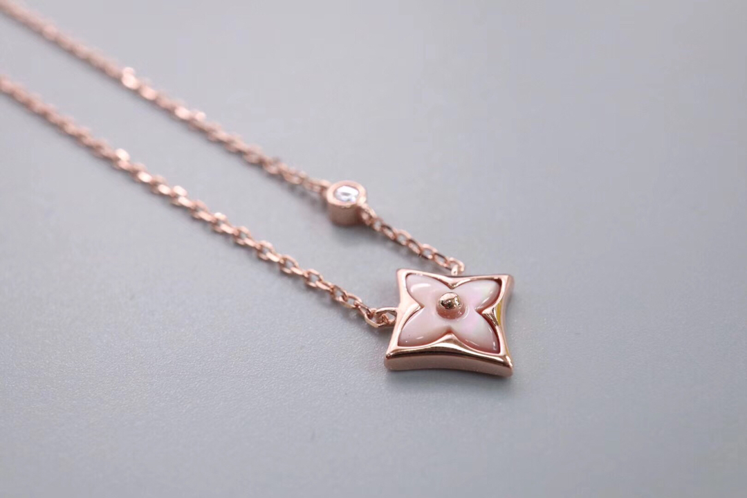 NO:360992,A batch of pink shell necklaces arrived Lv rose gold pink shell~ four-leaf clover flowers classic flowers, Lv necklace, louis vuitton, necklace19860909粉贝项链到货一批 L v 玫瑰金 粉贝～ 四叶草花 经典小花,Lv项链,louis vuitton,necklace,Jewelry