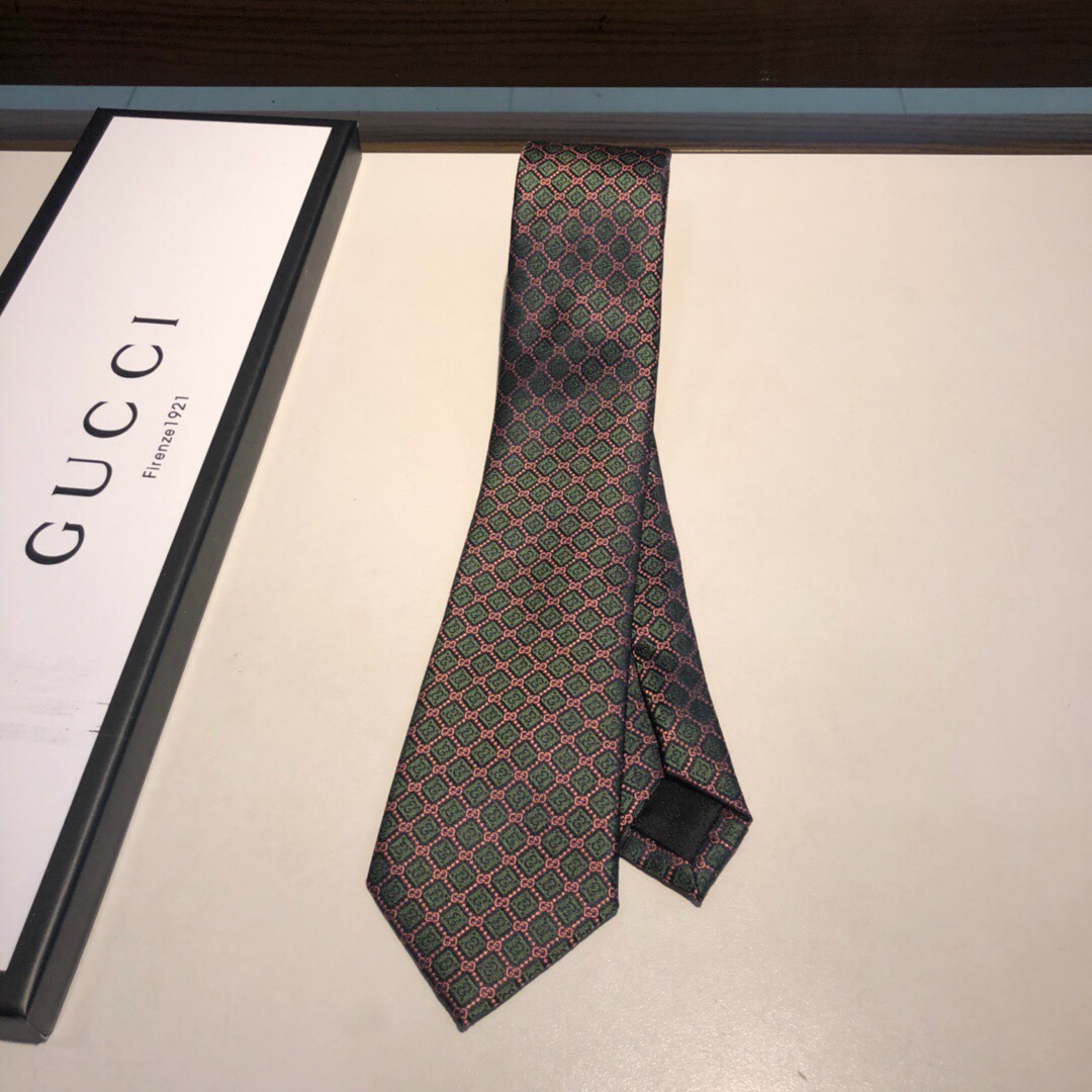 配包装这款真丝领带的装饰图案由几何菱
