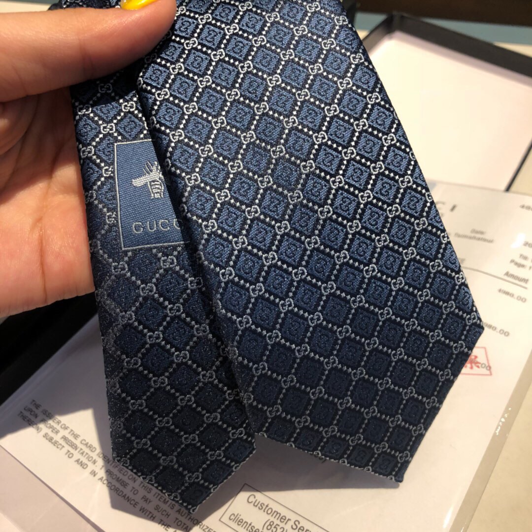 配包装这款真丝领带的装饰图案由几何菱