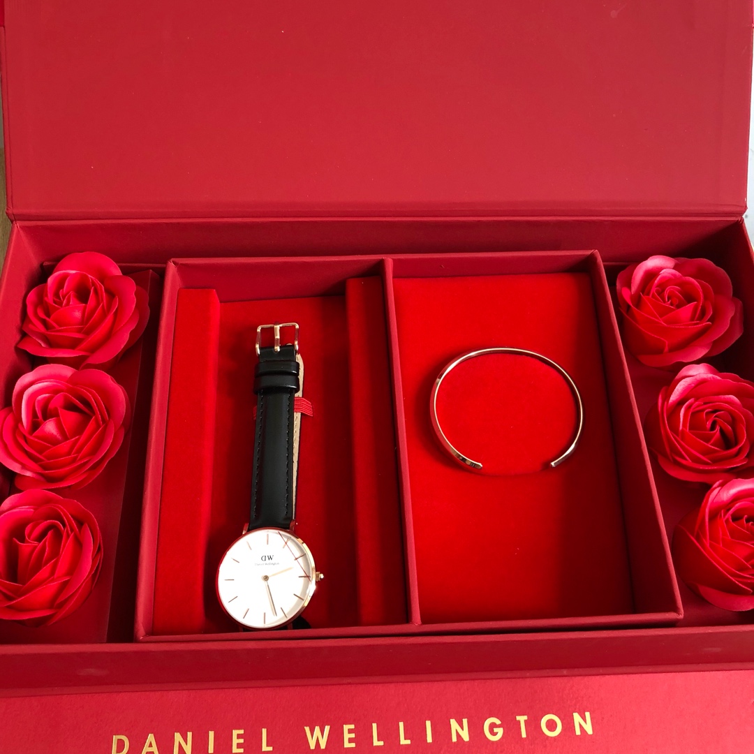 I5   特别奉献 丹尼尔惠灵顿 Daniel Wellington   DW玫瑰礼盒套装，丹尼尔惠灵顿 Daniel Wellington   DW玫瑰金钢带手表丹尼尔惠灵顿 Daniel Wellington   DW开口手镯双盒玫瑰礼盒DANIEL WELLINGTON 寓意没有秒针，因为不想走我在等你丹尼尔惠灵顿 Daniel Wellington   DW=等我 我一次次的远行伴随爱人，在这个特殊的日子里，为爱人送上一份特殊有寓意的礼物告诉她我们有多爱她专柜限量版，专柜售价0+关键是全国限量买都买不到的特别惊喜