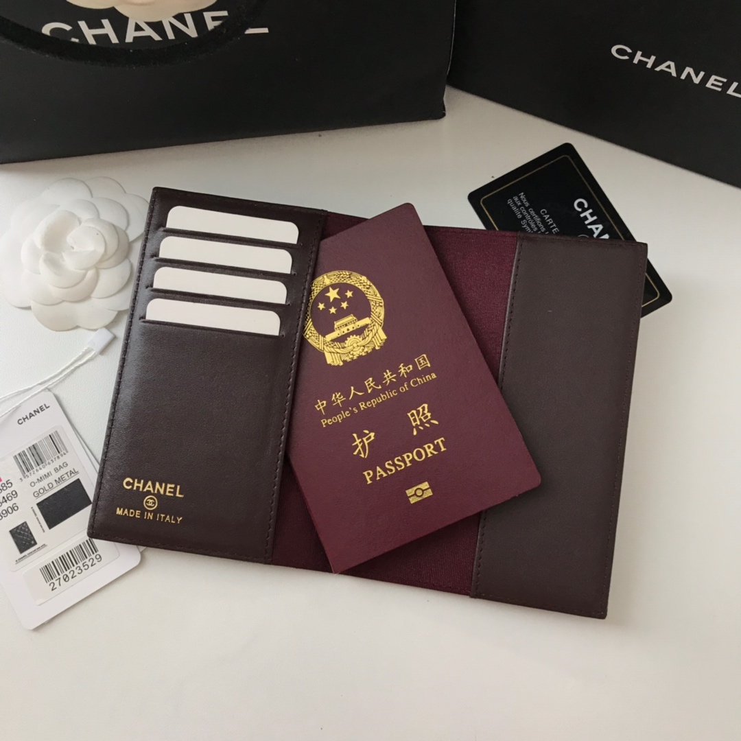 Chanel 护照夹 出门旅游的朋友福音 这款护照夹内部搭配酒红色头层修面 4⃣ 卡位……非常方便实用款号80385尺寸14
