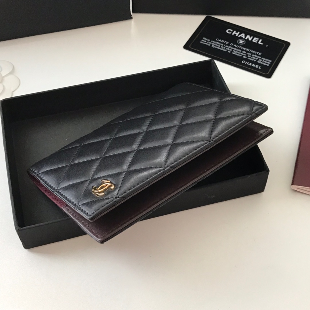 Chanel 护照夹 出门旅游的朋友福音 这款护照夹内部搭配酒红色头层修面 4⃣ 卡位……非常方便实用款号80385尺寸14
