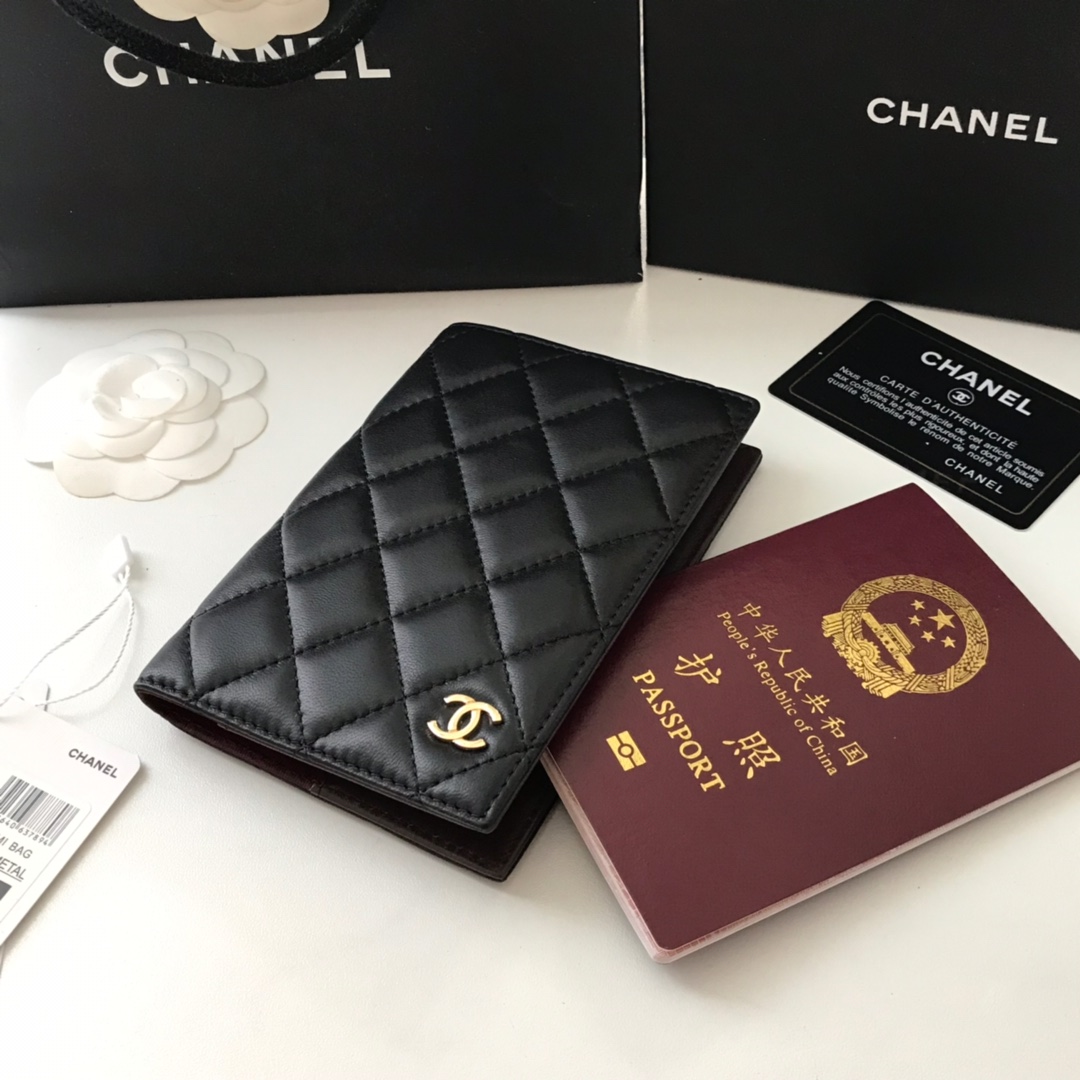 Chanel 护照夹 出门旅游的朋友福音 这款护照夹内部搭配酒红色头层修面 4⃣ 卡位……非常方便实用款号80385尺寸14
