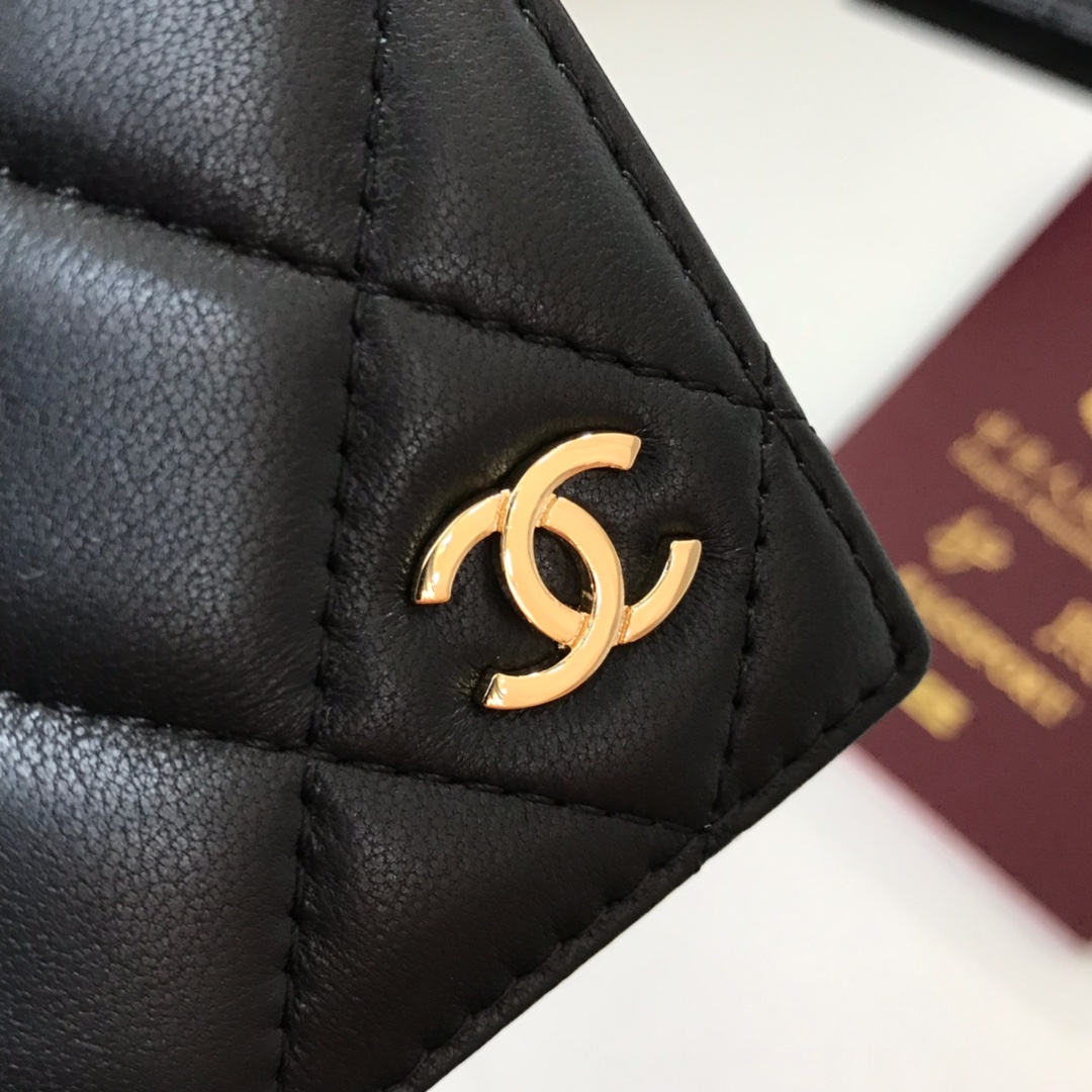 Chanel 护照夹 出门旅游的朋友福音 这款护照夹内部搭配酒红色头层修面 4⃣ 卡位……非常方便实用款号80385尺寸14