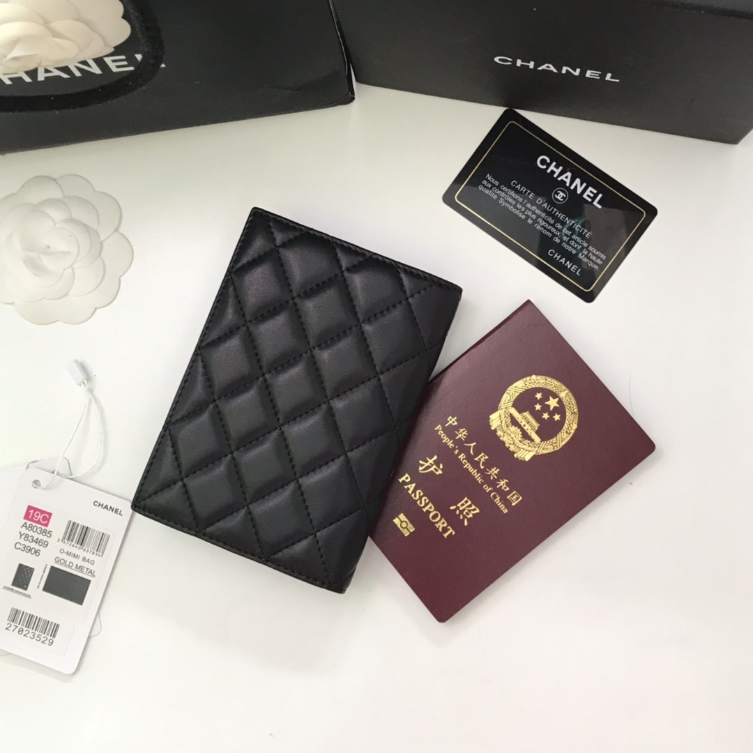 Chanel 护照夹 出门旅游的朋友福音 这款护照夹内部搭配酒红色头层修面 4⃣ 卡位……非常方便实用款号80385尺寸14