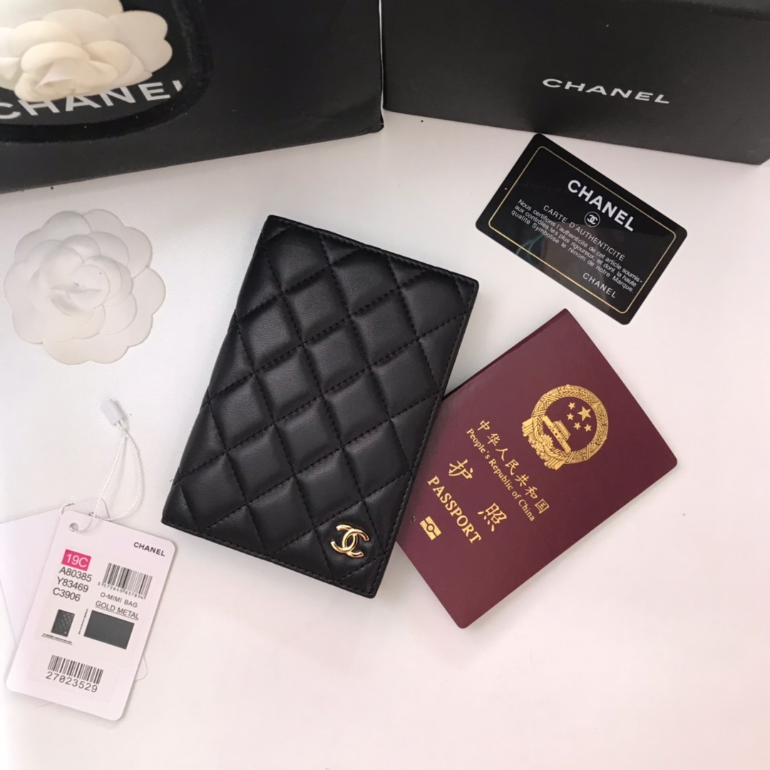 Chanel 护照夹 出门旅游的朋友福音 这款护照夹内部搭配酒红色头层修面 4⃣ 卡位……非常方便实用款号80385尺寸14