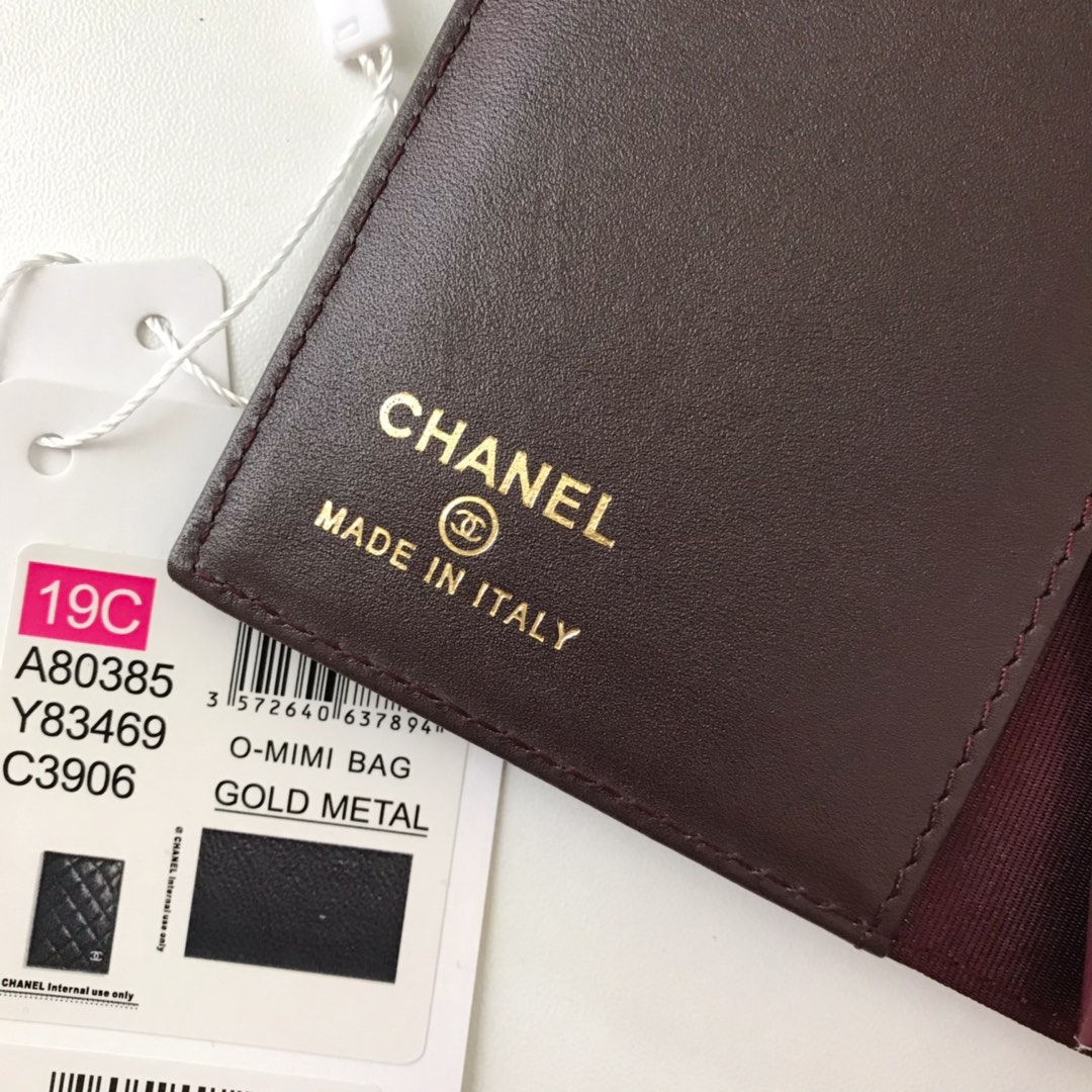 Chanel 护照夹 出门旅游的朋友福音 这款护照夹内部搭配酒红色头层修面 4⃣ 卡位……非常方便实用款号80385尺寸14