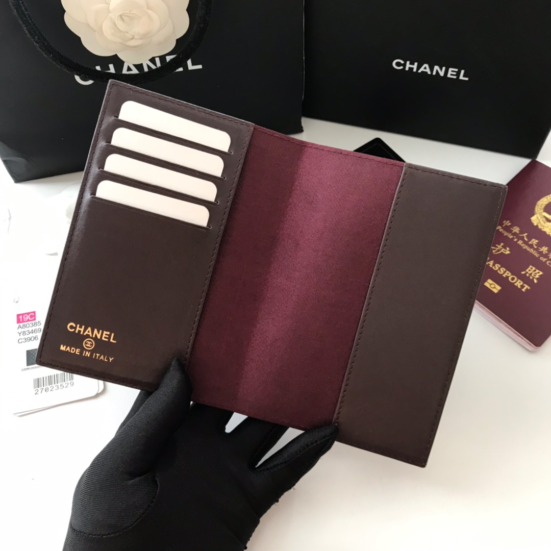 Chanel 护照夹 出门旅游的朋友福音 这款护照夹内部搭配酒红色头层修面 4⃣ 卡位……非常方便实用款号80385尺寸14