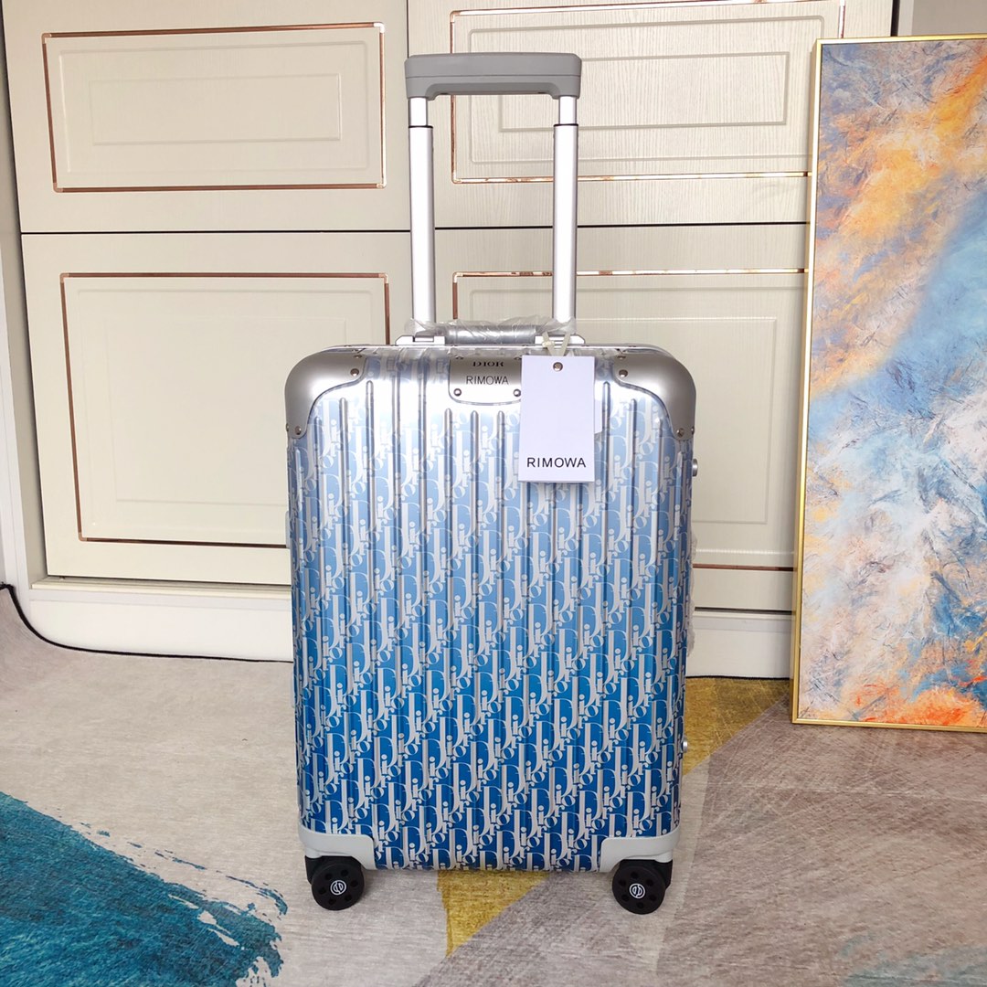 Maleta de aluminio de edición conjunta Dior&rimowa, presentada en el desfile de primavera-verano 2020 de Dior en París,…