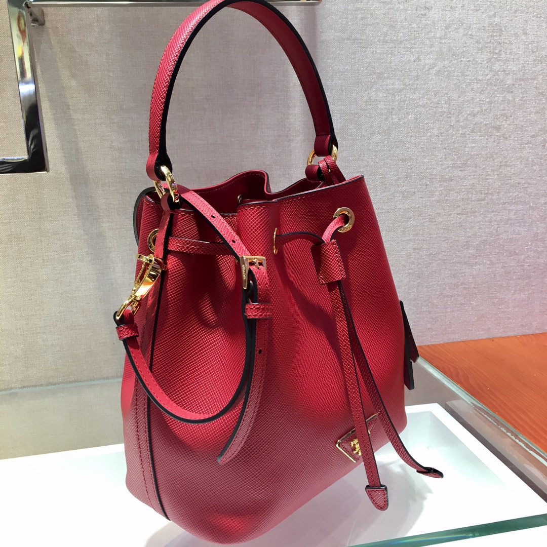 PRADA普拉达进口粗十字纹牛皮水桶包1BZ032