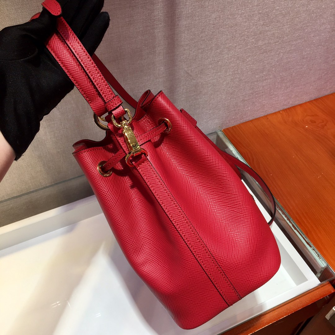 PRADA普拉达进口粗十字纹牛皮水桶包1BZ032