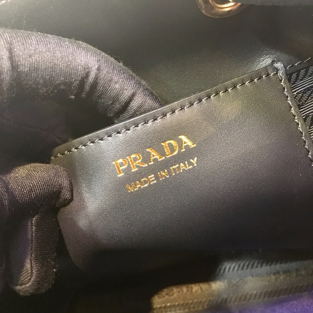 PRADA普拉达进口粗十字纹牛皮水桶包1BZ032
