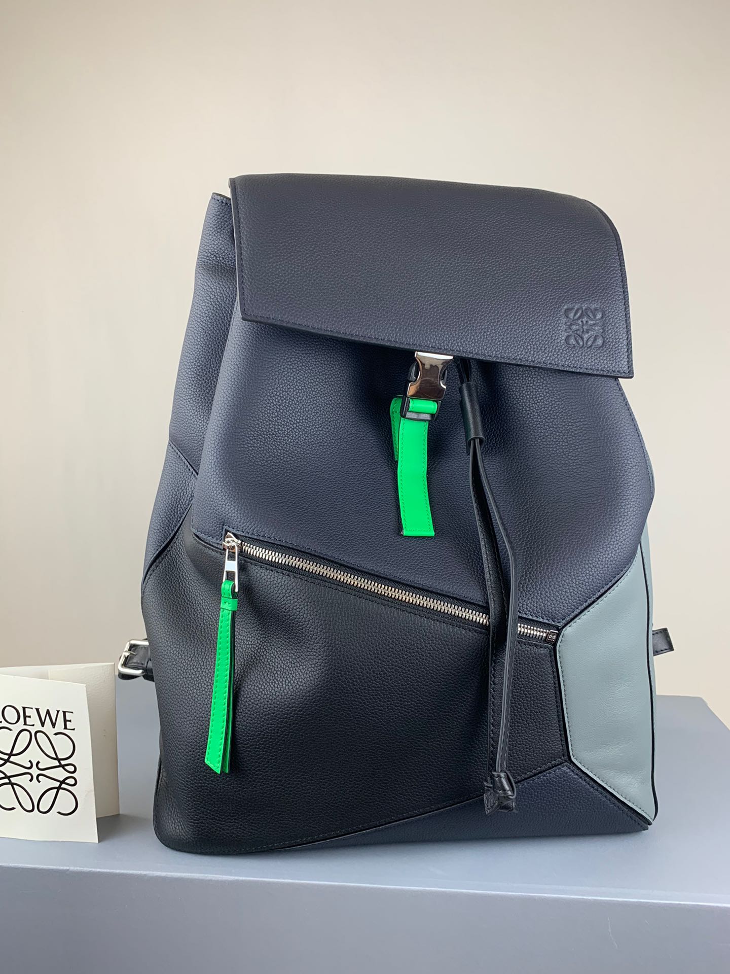 NO:341187,Special grade Lan color block LOEWE Puzzle Backpack color is new, Model 324 is super large capacity, unique and innovative cube shape, precise tailoring creates a sense of volume!  Soft grain calfskin, a small zipper pocket on the front, and a small insert pocket on the side to hold personal belongings, very convenient to use 33-44.5-19 The same style for men and women, the best Loewe, loewe, loewe, cowhide19860909特级 兰拼色 LOEWE Puzzle Backpack色上新 型号324 超大容量,立方体造型独特创新,精确剪裁营造出体积感！柔软粒面小牛皮,前幅一个小拉链口袋,侧面一个小插袋可放随身物品,非常方便使用33-44.5-19 男女同款,特级罗意威,loewe,loewe,cowhide,Bag
