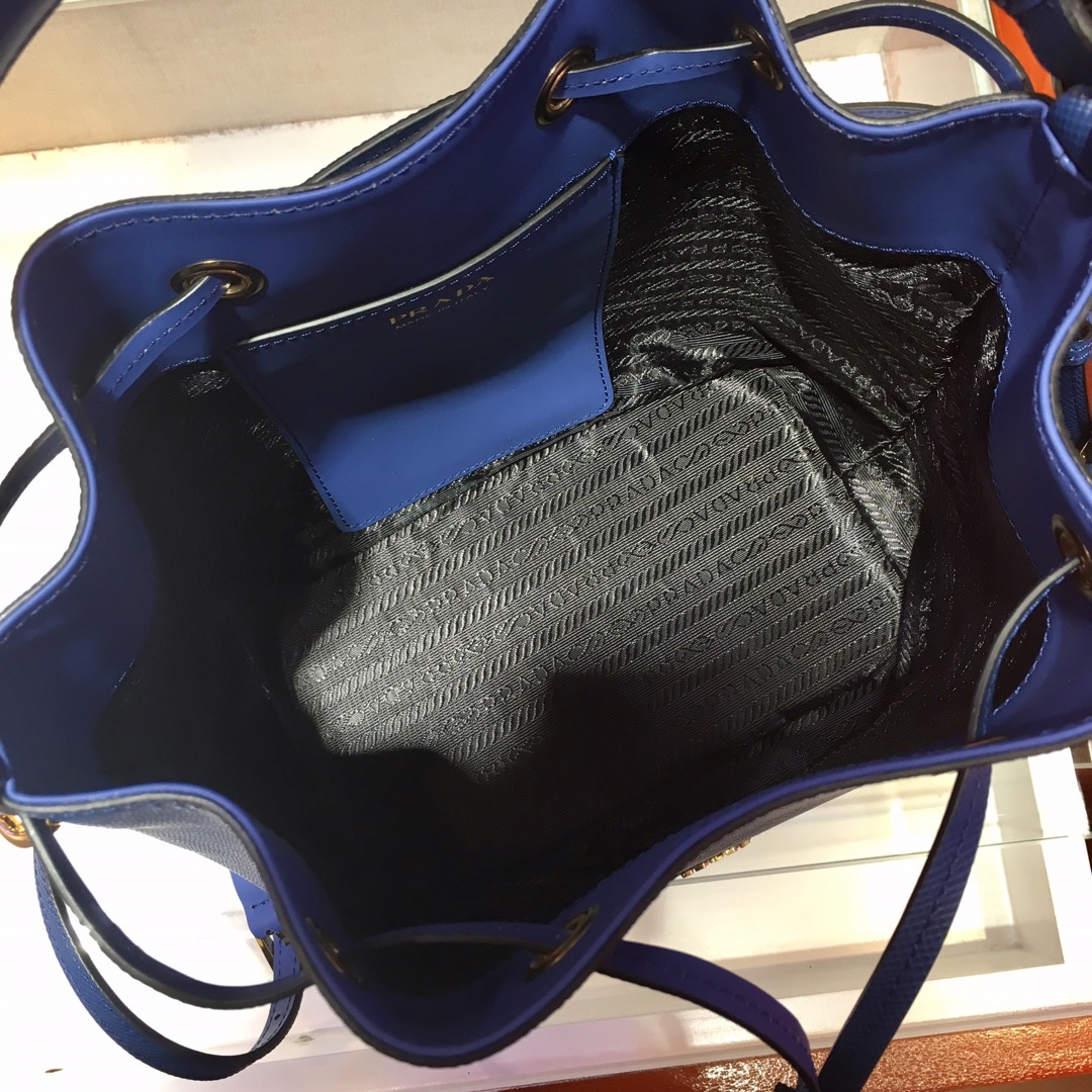 PRADA普拉达进口粗十字纹牛皮水桶包1BZ032