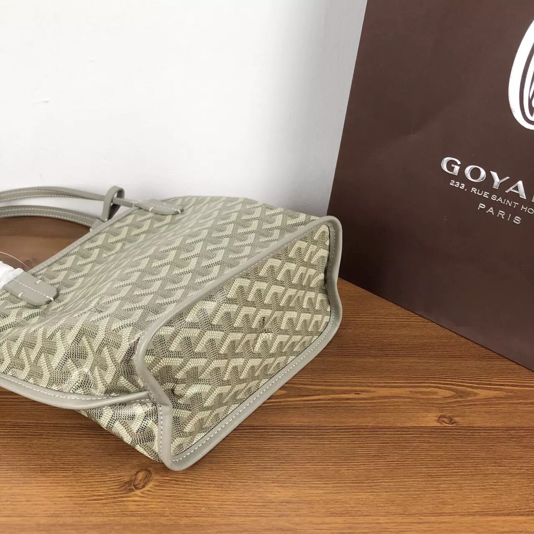 GOYARD双面对花mini购物袋多色低调又经典的Y字花纹，非常玩味好凹造型，时髦人都应该入个～mini