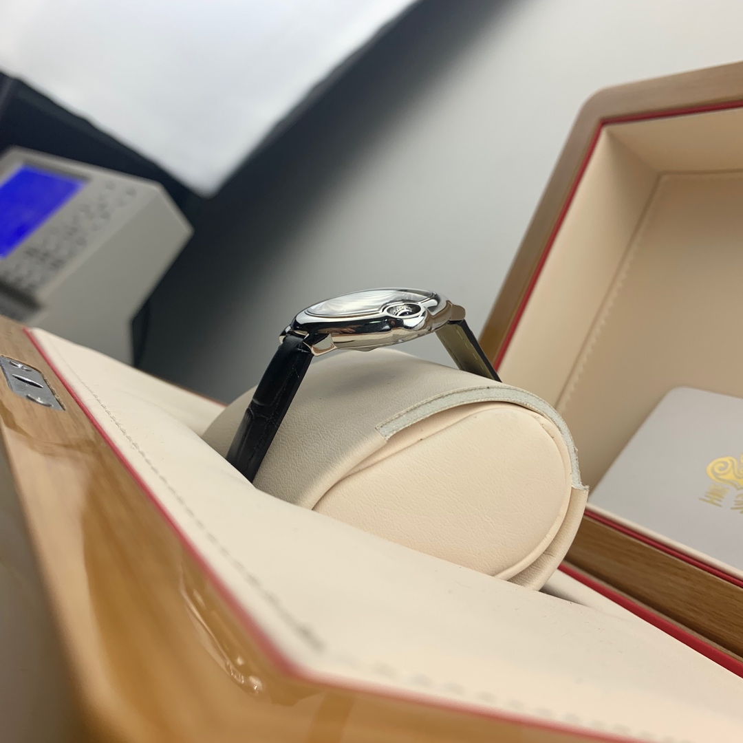 Cartier 皇家 卡地亚蓝气球33尺寸石英皮带腕表