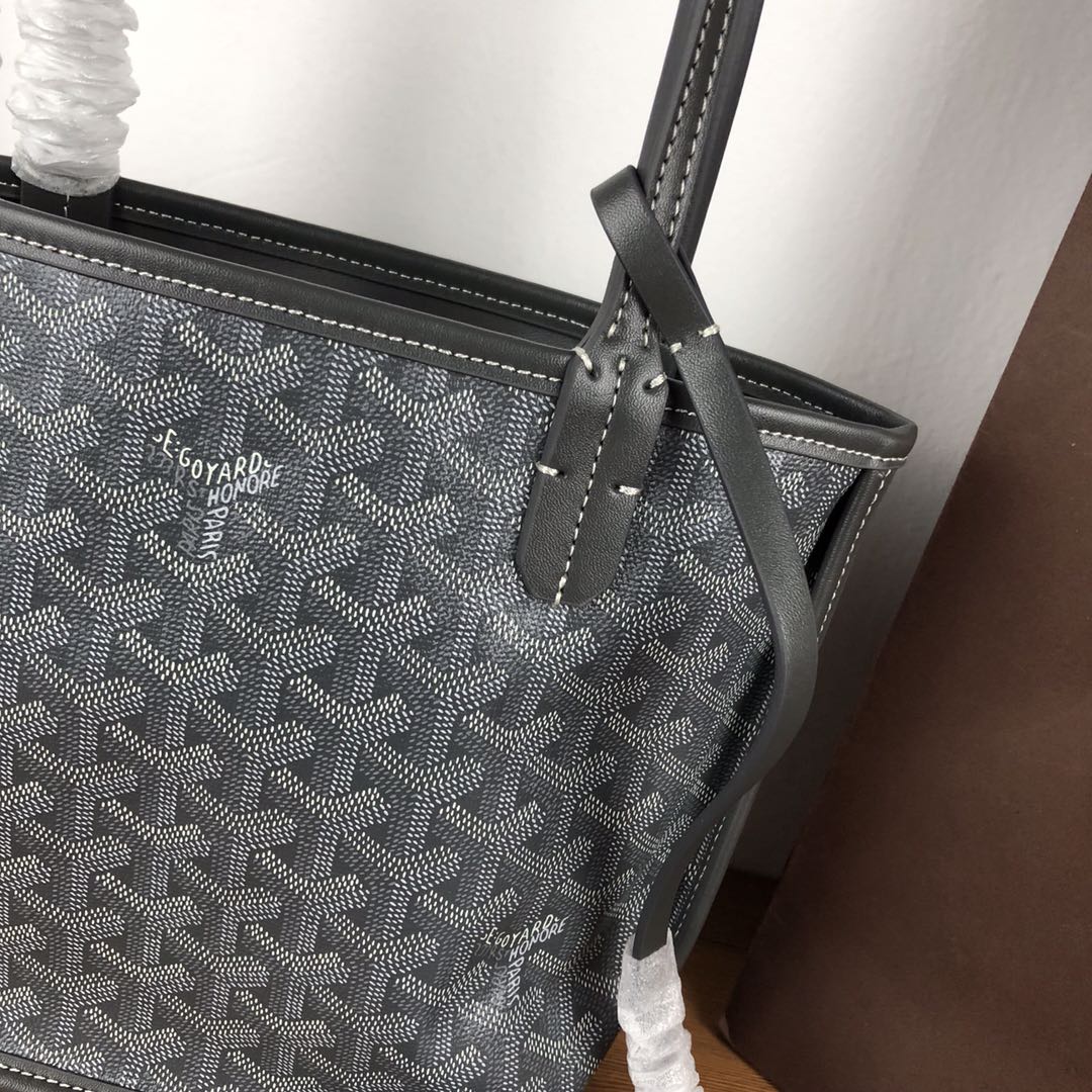 GOYARD双面对花mini购物袋多色低调又经典的Y字花纹，非常玩味好凹造型，时髦人都应该入个～mini