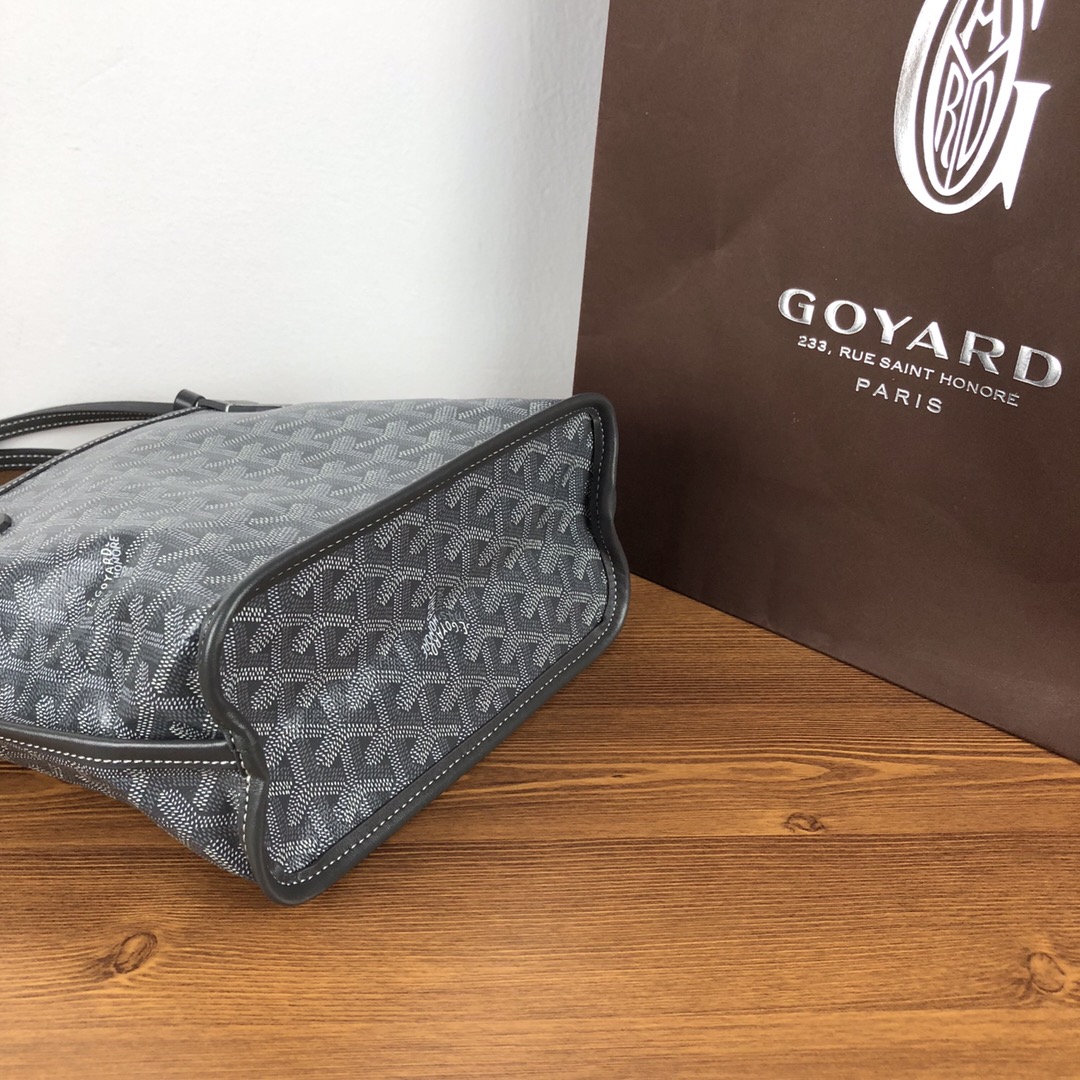 GOYARD双面对花mini购物袋多色低调又经典的Y字花纹，非常玩味好凹造型，时髦人都应该入个～mini