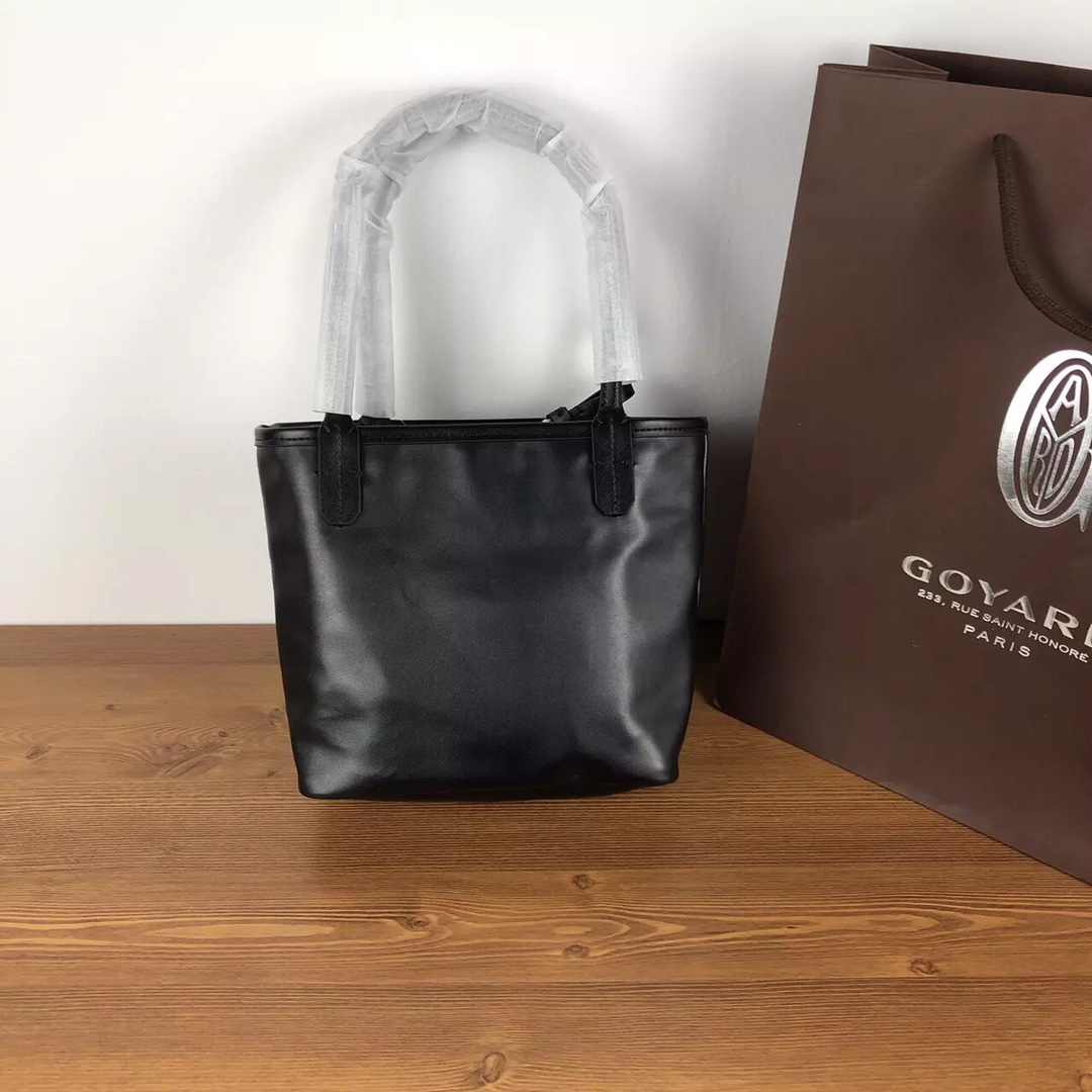 GOYARD双面对花mini购物袋多色低调又经典的Y字花纹，非常玩味好凹造型，时髦人都应该入个～mini