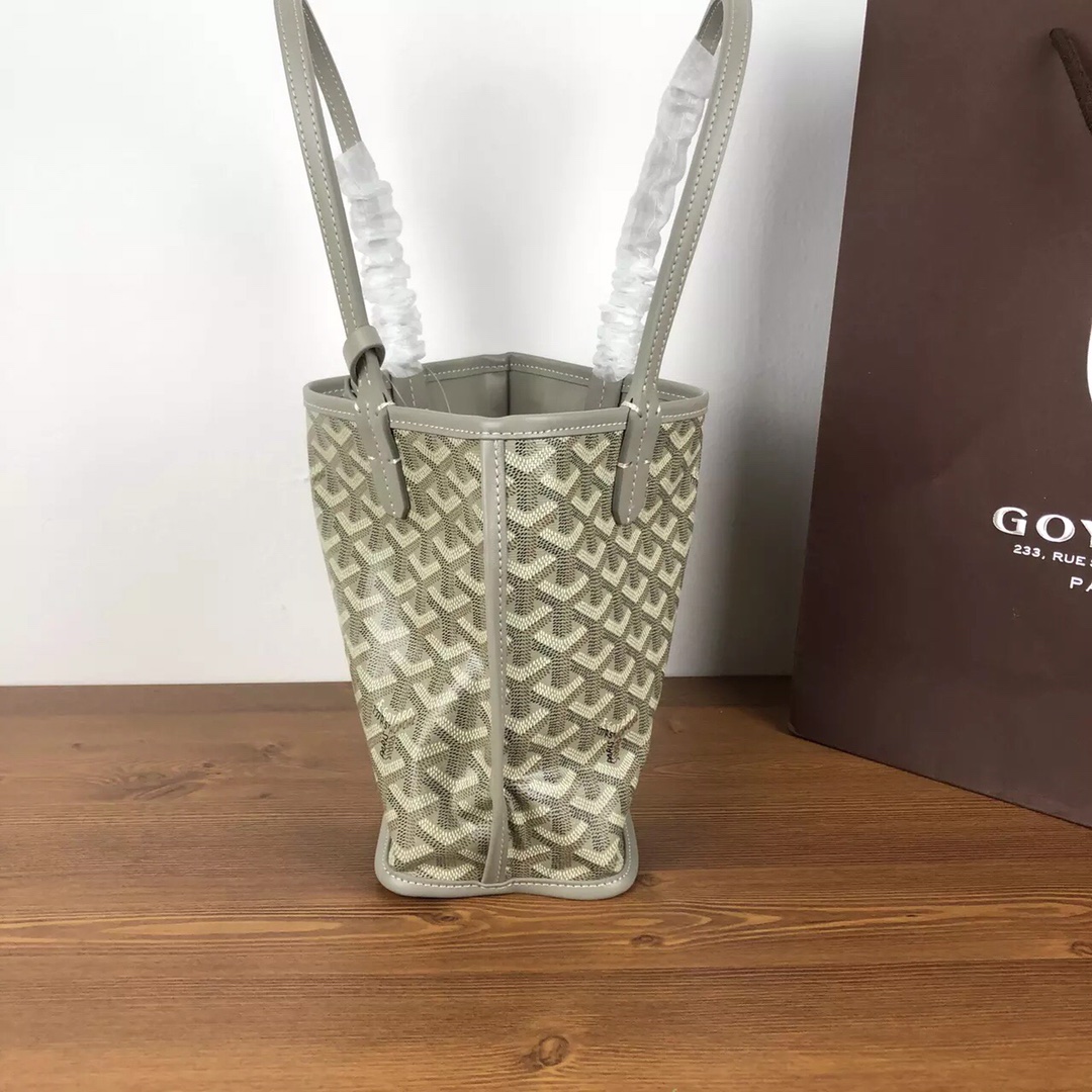 GOYARD双面对花mini购物袋多色低调又经典的Y字花纹，非常玩味好凹造型，时髦人都应该入个～mini