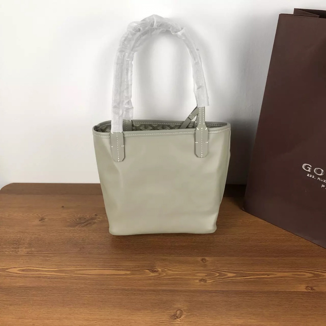 GOYARD双面对花mini购物袋多色低调又经典的Y字花纹，非常玩味好凹造型，时髦人都应该入个～mini