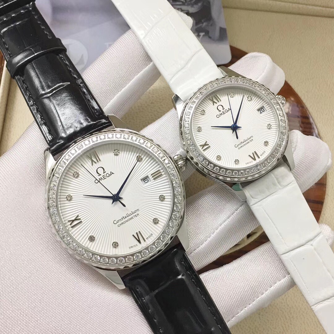 NO:726331,.The best choice for the one you love and only give it to your other half in a lifetime. OMEGA has specially launched the Diefei Men’s and Women’s Couple Watch. The watch is simple and elegant yet has a calm and elegant gentlemanly demeanor!  The simple dial design shows a timeless classic taste. The sapphire glass mirror is transparent and beautiful. The sapphire scratch-resistant mirror has a built-in original imported movement. It has excellent quality and zero faults. It is a simple watch with strong practicality for couples. The size is 41mm for men and 33mm for women. The 316L stainless steel case is finely polished and has a bright luster!  A commemorative gift for a perfectly harmonious couple, omega19860909.为爱的人一生只送一人送给另一半的不二之选欧米茄OMEGA特别推出蝶飞男女情侣款腕表,表款简洁大气而不失从容优雅的绅士风度！简约的表盘设计,呈现出永不过时的经典品位,蓝宝石玻璃镜面,通透美观,蓝宝石防刮花镜面,内置原装进口机芯,品质优异,零故障为简约的腕表实用性强情侣款尺寸男41mm,女33mm.316L精钢表壳,精细的抛光打磨,光泽明亮！臻致谐美情侣之间的纪念礼物,,omega,Watch