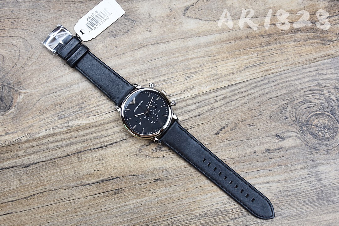 J5  原单  Armani  阿玛尼 135000 型号：Ar1828 表壳：316L精钢 表镜：强化矿物质玻璃 表带：进口皮革 表扣：针扣 尺寸：43mm*9mm 多功能计时彰显现代元素 细腻质感打造绅士格型 时尚商务的男士之首选 所有原单型号可上网搜索_底盖附有相应型号二维码