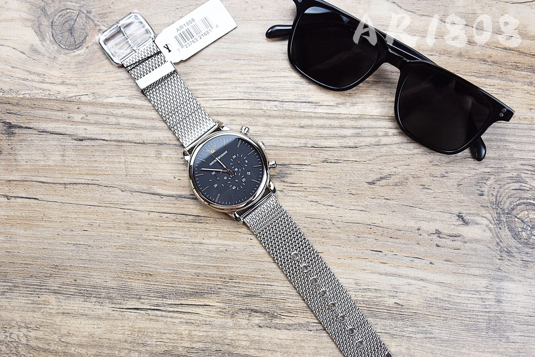 J5  型号：Ar1808 表壳：316L精钢 表镜：强化矿物质玻璃 表带：精钢编制网带 表扣：针扣 尺寸：43mm*9mm 多功能计时彰显现代元素 细腻质感打造绅士格型 时尚商务的男士之首选 所有原单型号可上网搜索_底盖附有相应型号二维码