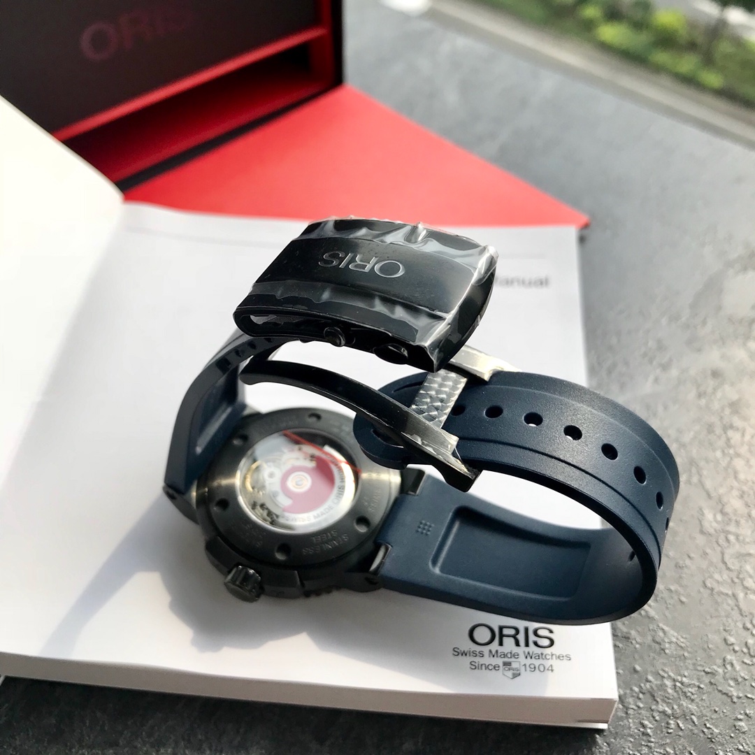 Oris豪利时 渠道原版硬货！少量到货下手要快了！Oris 豪利时 一个亲民品牌，原版就是原版没得说！表径43mm，上手真心不错，原装瑞士sw200自动机芯，高强度防水300米，加厚蓝宝石双层镀蓝膜玻璃，表带高强度拉丝工艺，更重要的是实用性强，扣子可伸缩👍 号称劳力士中的水鬼，鬼王！戴的爱惜可以用三辈子[呲牙]