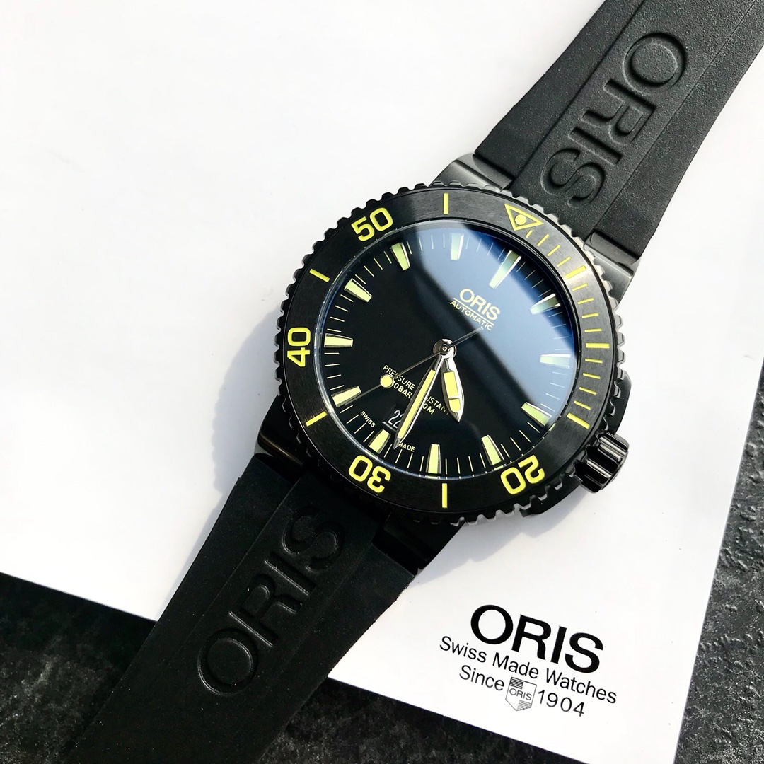 Oris豪利时 渠道原版硬货！少量到货下手要快了！Oris 豪利时 一个亲民品牌，原版就是原版没得说！表径43mm，上手真心不错，原装瑞士sw200自动机芯，高强度防水300米，加厚蓝宝石双层镀蓝膜玻璃，表带高强度拉丝工艺，更重要的是实用性强，扣子可伸缩👍 号称劳力士中的水鬼，鬼王！戴的爱惜可以用三辈子[呲牙]
