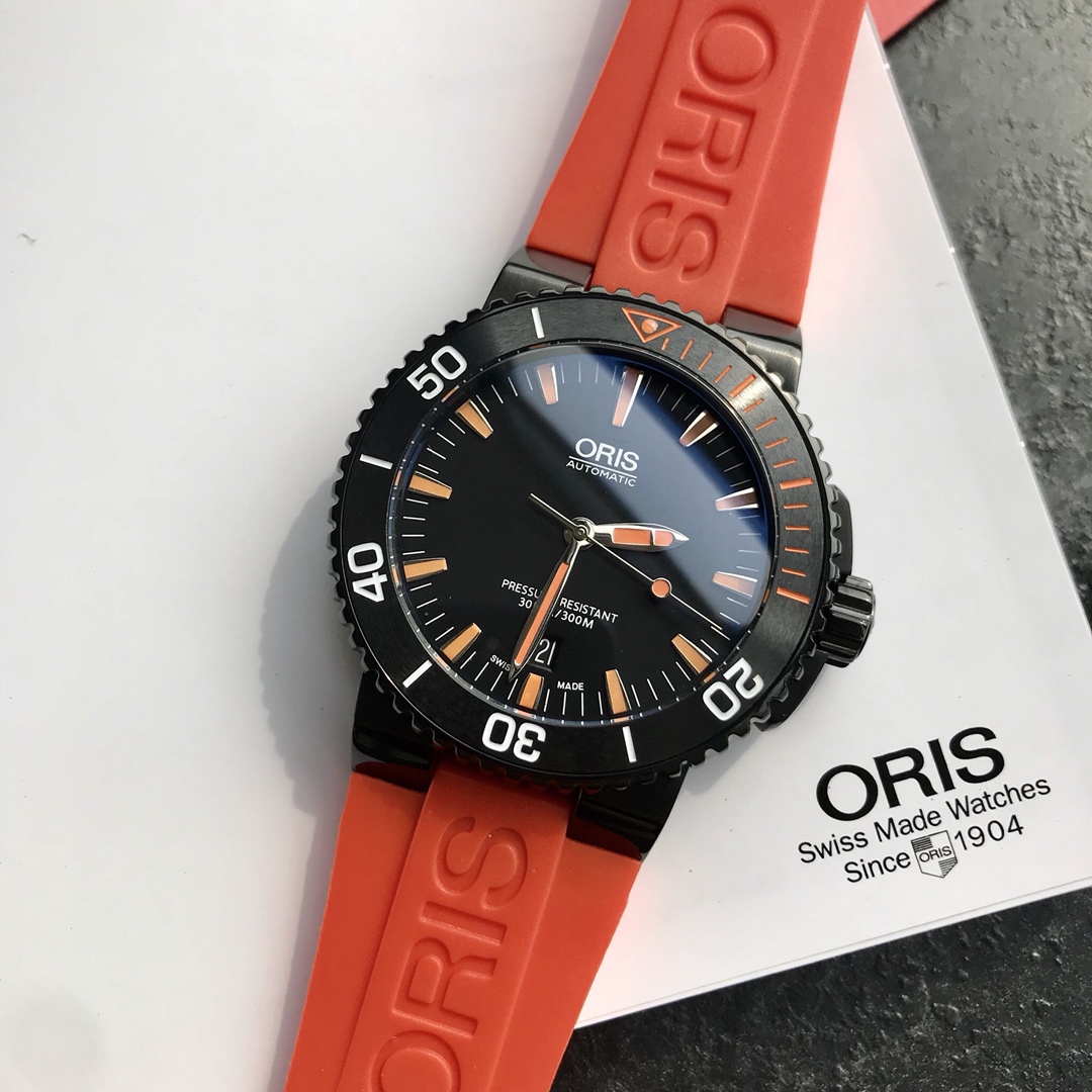 Oris豪利时 渠道原版硬货！少量到货下手要快了！Oris 豪利时 一个亲民品牌，原版就是原版没得说！表径43mm，上手真心不错，原装瑞士sw200自动机芯，高强度防水300米，加厚蓝宝石双层镀蓝膜玻璃，表带高强度拉丝工艺，更重要的是实用性强，扣子可伸缩👍 号称劳力士中的水鬼，鬼王！戴的爱惜可以用三辈子[呲牙]