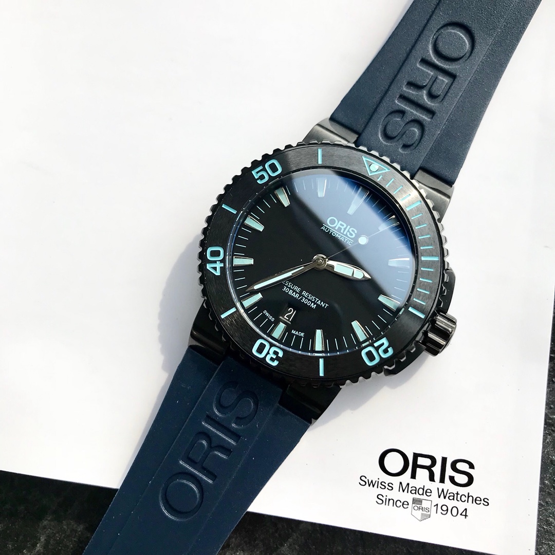 Oris豪利时 渠道原版硬货！少量到货下手要快了！Oris 豪利时 一个亲民品牌，原版就是原版没得说！表径43mm，上手真心不错，原装瑞士sw200自动机芯，高强度防水300米，加厚蓝宝石双层镀蓝膜玻璃，表带高强度拉丝工艺，更重要的是实用性强，扣子可伸缩👍 号称劳力士中的水鬼，鬼王！戴的爱惜可以用三辈子[呲牙]