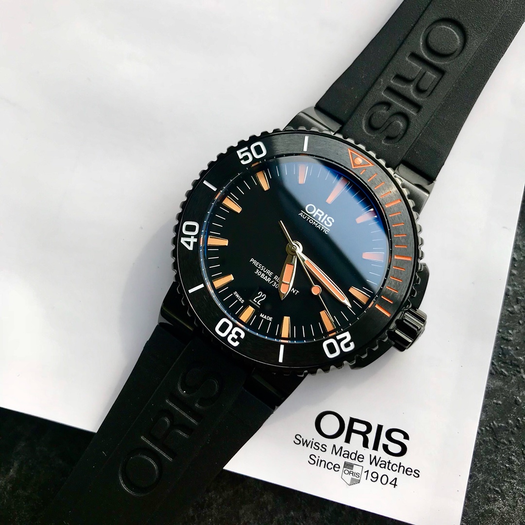 Oris豪利时 渠道原版硬货！少量到货下手要快了！Oris 豪利时 一个亲民品牌，原版就是原版没得说！表径43mm，上手真心不错，原装瑞士sw200自动机芯，高强度防水300米，加厚蓝宝石双层镀蓝膜玻璃，表带高强度拉丝工艺，更重要的是实用性强，扣子可伸缩👍 号称劳力士中的水鬼，鬼王！戴的爱惜可以用三辈子[呲牙]