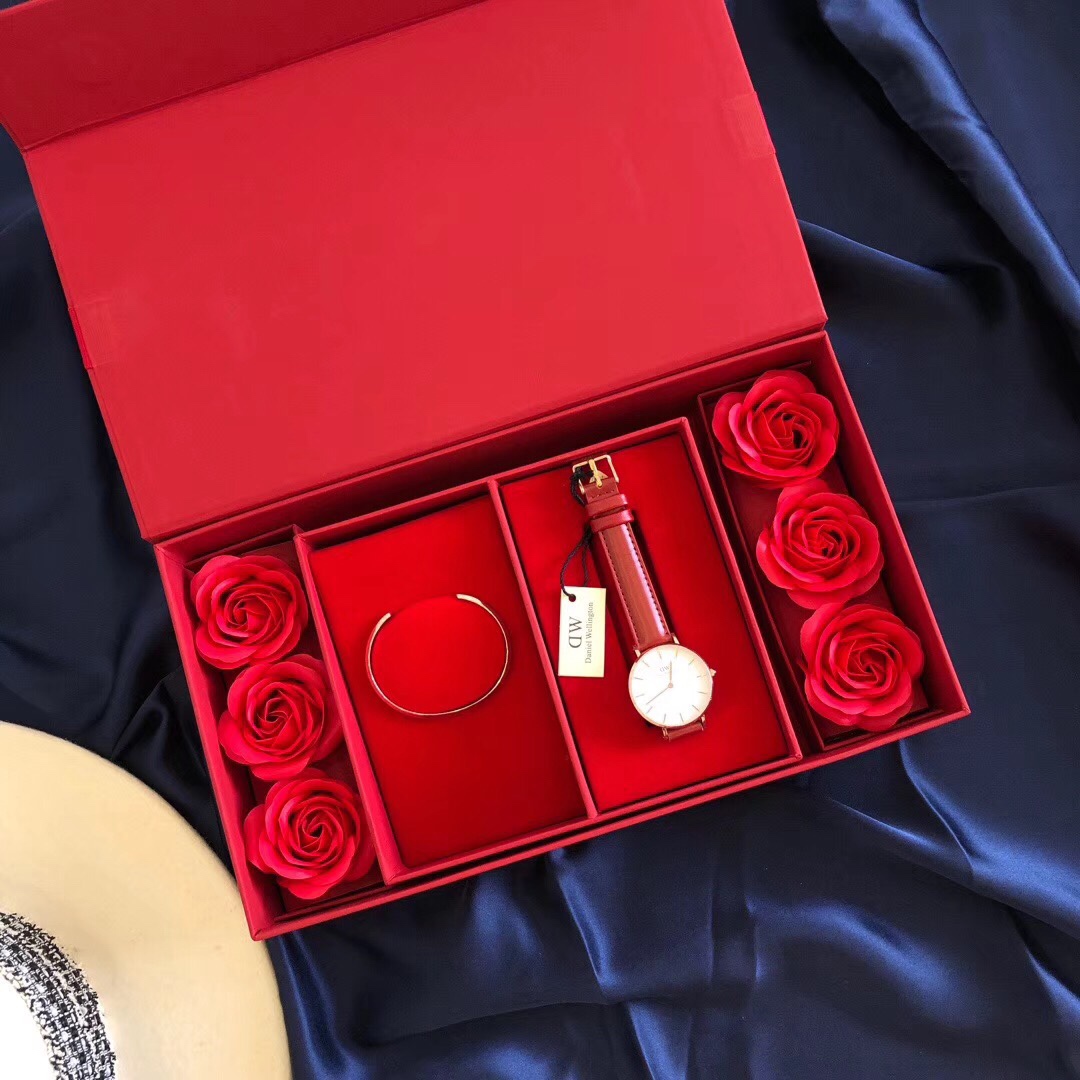 I5    丹尼尔惠灵顿 Daniel Wellington   DW 礼盒套装 质感皮带玫瑰金手镯满满爱意的玫瑰礼盒28mm小巧表盘，酒红色皮表带，白色表盘，知性优雅。