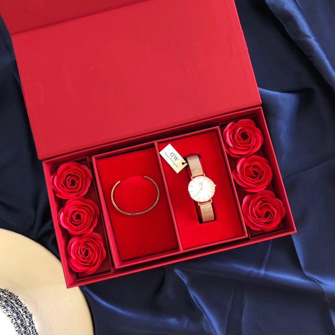 I5  丹尼尔惠灵顿 Daniel Wellington   DW 礼盒套装玫瑰金白盘玫瑰金手镯玫瑰礼盒简约大方低调又让人印象深刻”},”tags”:[{“tagName”:”Daniel Wellington