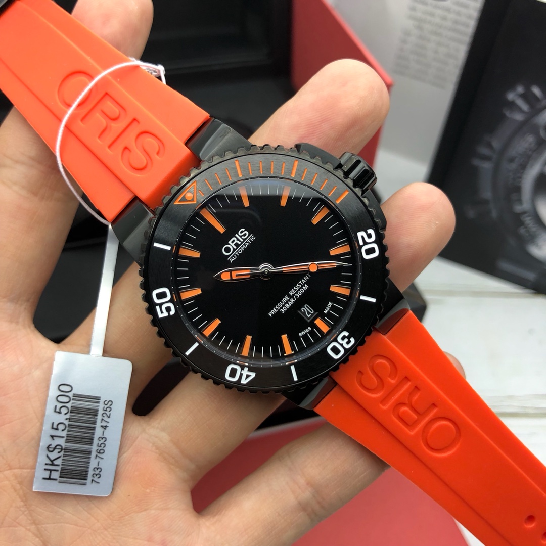 P1800配包装【海淘正品】Oris豪利时 渠道原版硬货！少量到货下手要快了！Oris 豪利时 一个亲民品牌，原版就是原版没得说！表径43mm，上手真心不错，原装瑞士sw200自动机芯，高强度防水300米，加厚蓝宝石双层镀蓝膜玻璃，表带高强度拉丝工艺，更重要的是实用性强，扣子可伸缩👍 号称劳力士中的水鬼，鬼王！戴的爱惜可以用三辈子[呲牙]