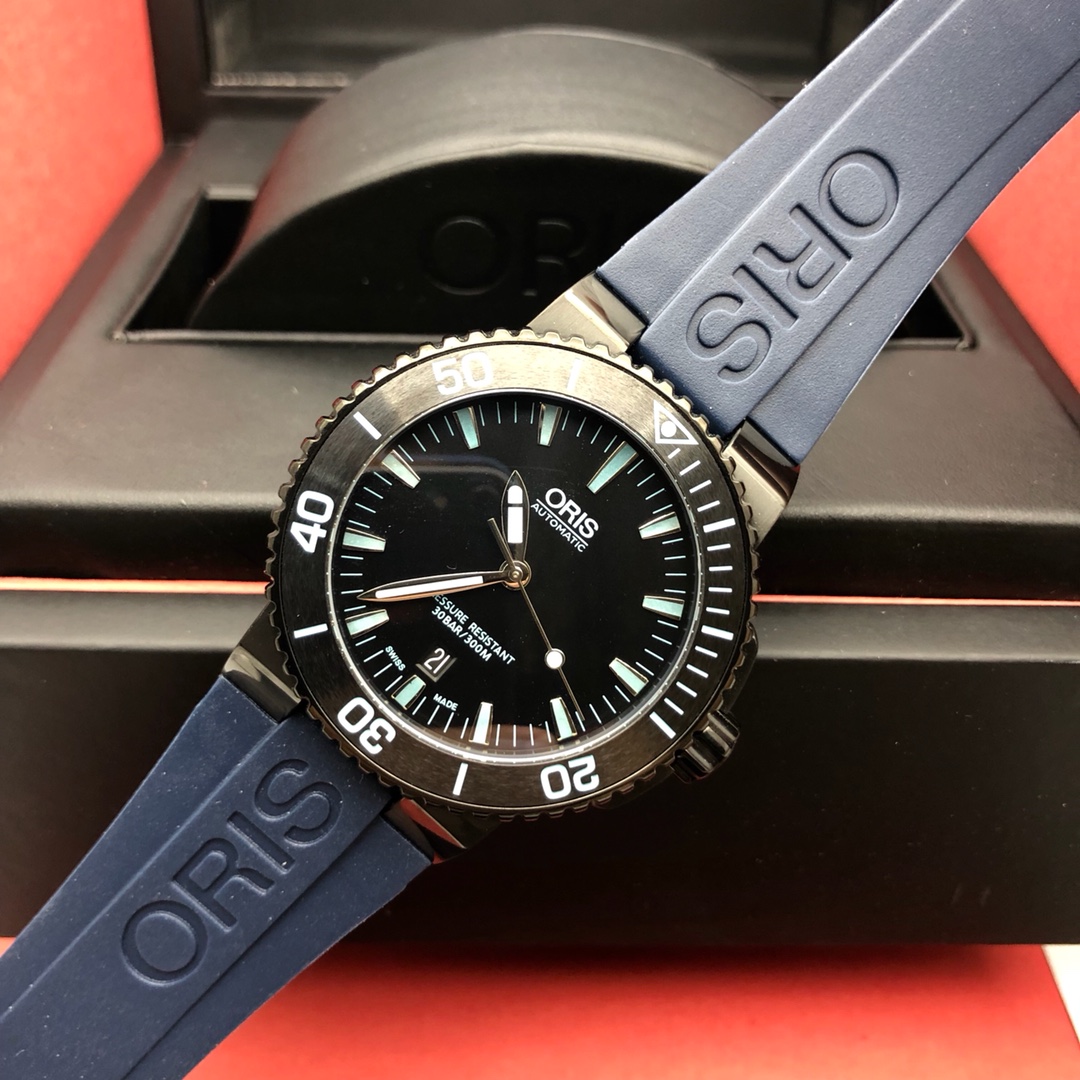 【海淘正品】Oris豪利时 渠道原版硬货！少量到货下手要快了！Oris 豪利时 一个亲民品牌，原版就是原版没得说！表径43mm，上手真心不错，原装瑞士sw200自动机芯，高强度防水300米，加厚蓝宝石双层镀蓝膜玻璃，表带高强度拉丝工艺，更重要的是实用性强，扣子可伸缩👍 号称劳力士中的水鬼，鬼王！戴的爱惜可以用三辈子[呲牙]