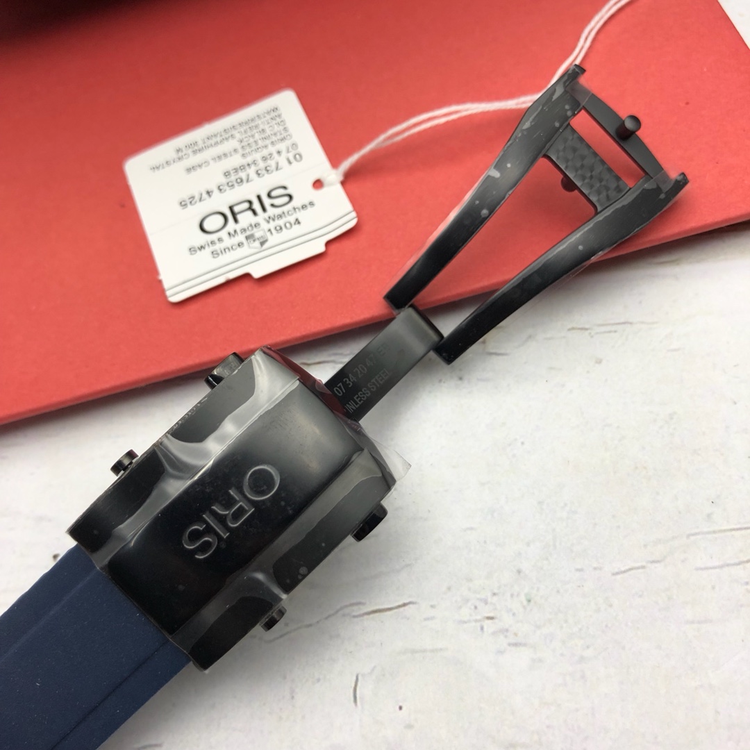 【海淘正品】Oris豪利时 渠道原版硬货！少量到货下手要快了！Oris 豪利时 一个亲民品牌，原版就是原版没得说！表径43mm，上手真心不错，原装瑞士sw200自动机芯，高强度防水300米，加厚蓝宝石双层镀蓝膜玻璃，表带高强度拉丝工艺，更重要的是实用性强，扣子可伸缩👍 号称劳力士中的水鬼，鬼王！戴的爱惜可以用三辈子[呲牙]
