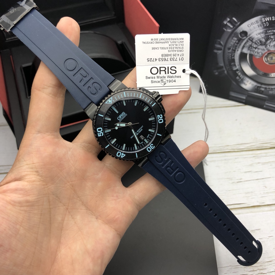 【海淘正品】Oris豪利时 渠道原版硬货！少量到货下手要快了！Oris 豪利时 一个亲民品牌，原版就是原版没得说！表径43mm，上手真心不错，原装瑞士sw200自动机芯，高强度防水300米，加厚蓝宝石双层镀蓝膜玻璃，表带高强度拉丝工艺，更重要的是实用性强，扣子可伸缩👍 号称劳力士中的水鬼，鬼王！戴的爱惜可以用三辈子[呲牙]