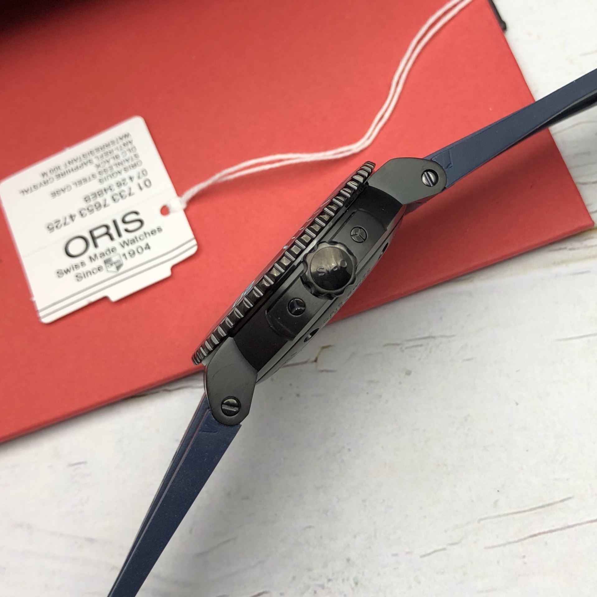 【海淘正品】Oris豪利时 渠道原版硬货！少量到货下手要快了！Oris 豪利时 一个亲民品牌，原版就是原版没得说！表径43mm，上手真心不错，原装瑞士sw200自动机芯，高强度防水300米，加厚蓝宝石双层镀蓝膜玻璃，表带高强度拉丝工艺，更重要的是实用性强，扣子可伸缩👍 号称劳力士中的水鬼，鬼王！戴的爱惜可以用三辈子[呲牙]