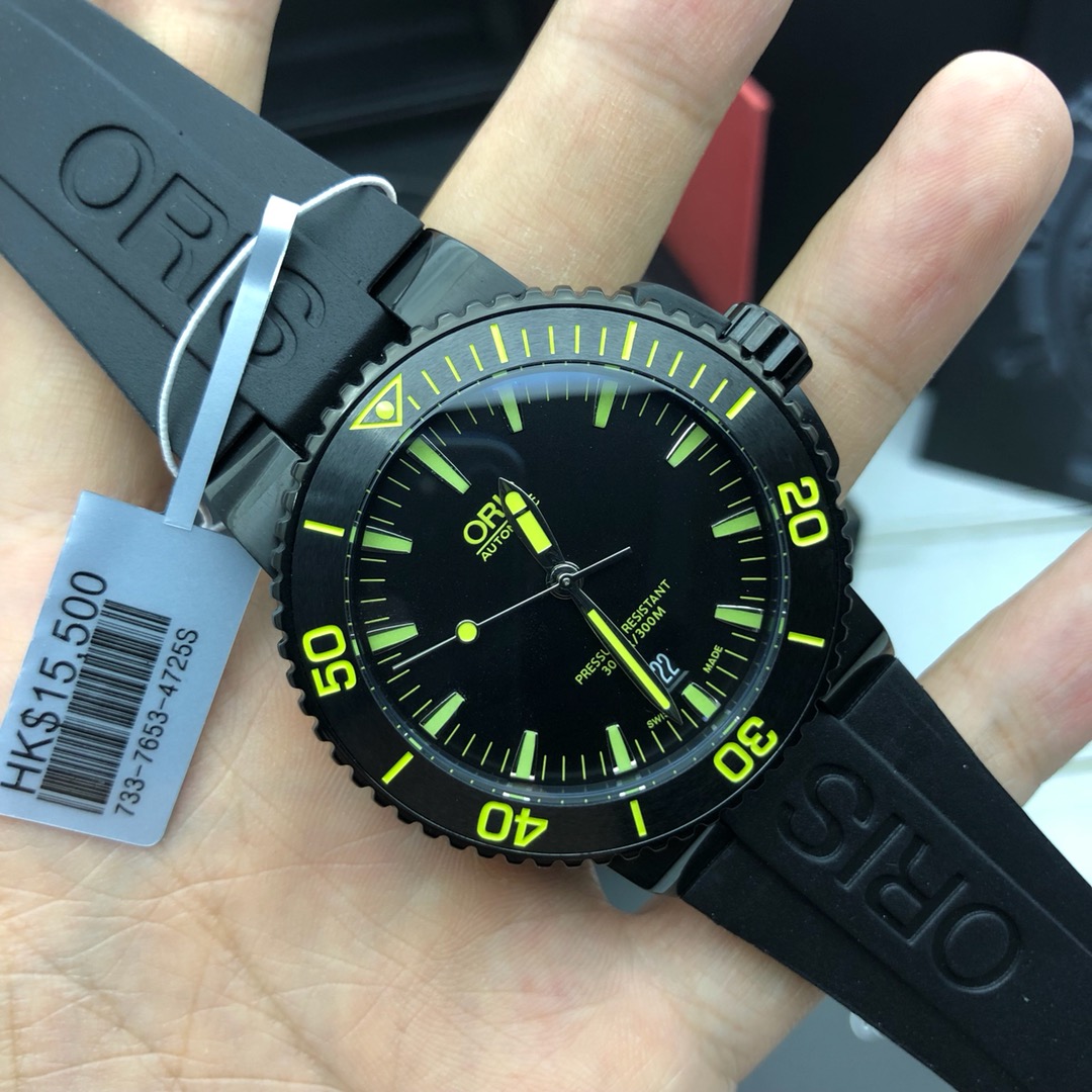 P1800配包装【海淘正品】Oris豪利时 渠道原版硬货！少量到货下手要快了！Oris 豪利时 一个亲民品牌，原版就是原版没得说！表径43mm，上手真心不错，原装瑞士sw200自动机芯，高强度防水300米，加厚蓝宝石双层镀蓝膜玻璃，表带高强度拉丝工艺，更重要的是实用性强，扣子可伸缩👍 号称劳力士中的水鬼，鬼王！戴的爱惜可以用三辈子[呲牙]