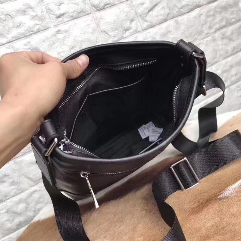 型号：020-2。规格25x27x5.5cm。范思哲官网同款男士斜挎包 经典风格设计 头层牛皮🐂甄选意大