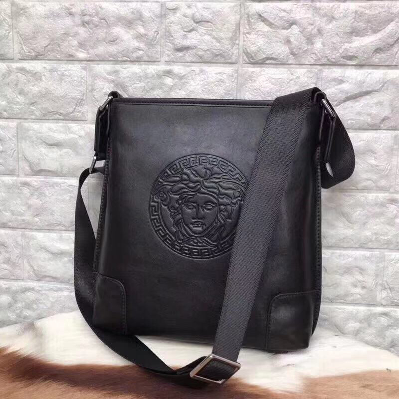 型号：020-2。规格25x27x5.5cm。范思哲官网同款男士斜挎包 经典风格设计 头层牛皮🐂甄选意大