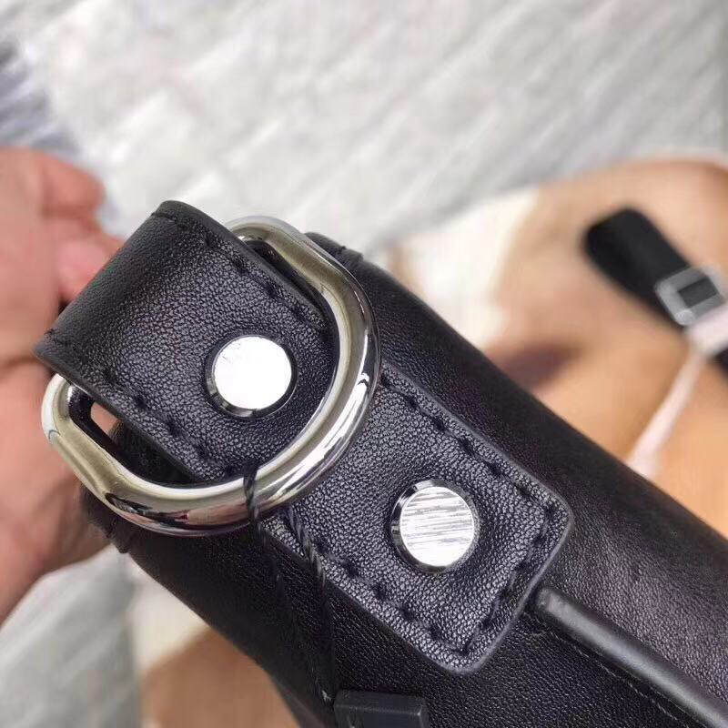 型号：020-2。规格25x27x5.5cm。范思哲官网同款男士斜挎包 经典风格设计 头层牛皮🐂甄选意大
